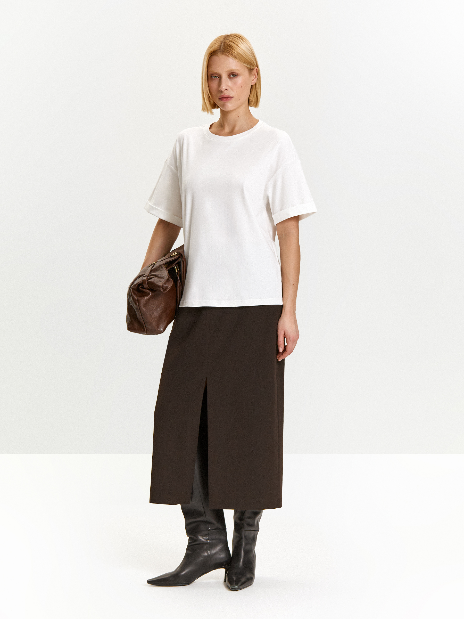 Трикотажная футболка со спущенным плечом 4990₽