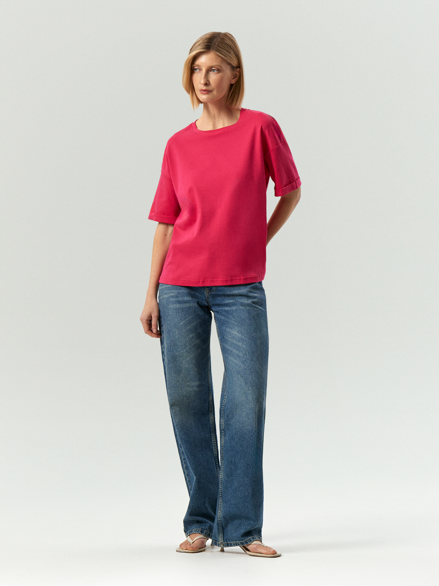 Трикотажная футболка со спущенным плечом 4490₽