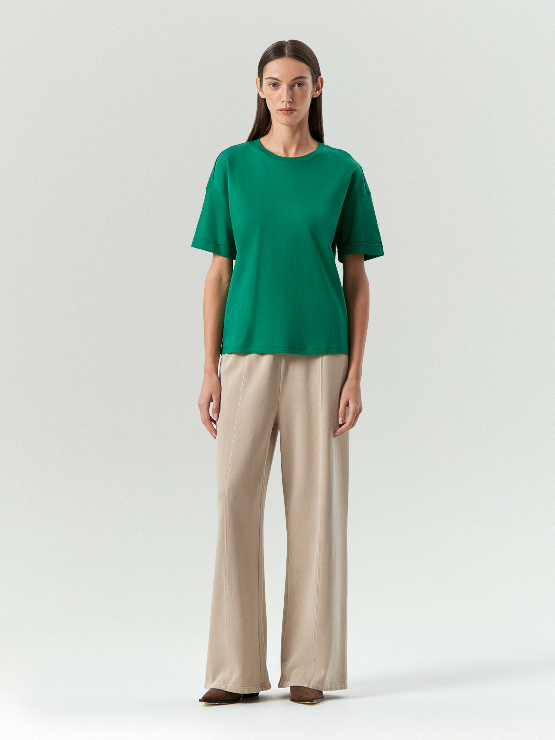 Трикотажная футболка со спущенным плечом 2690₽