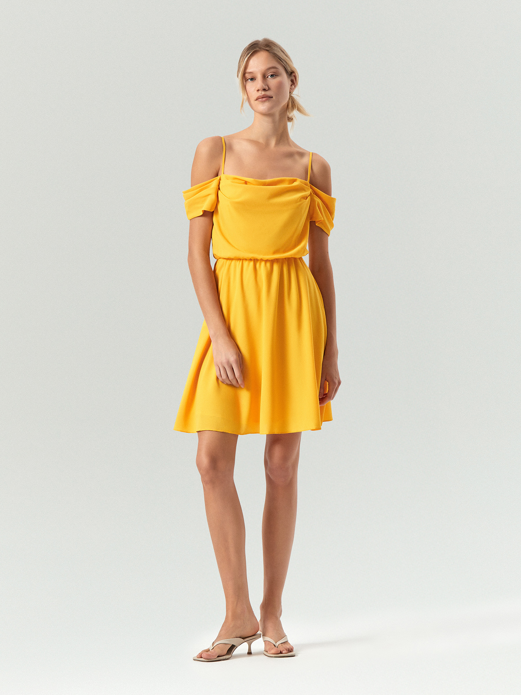 Платье приталенного кроя 6690₽