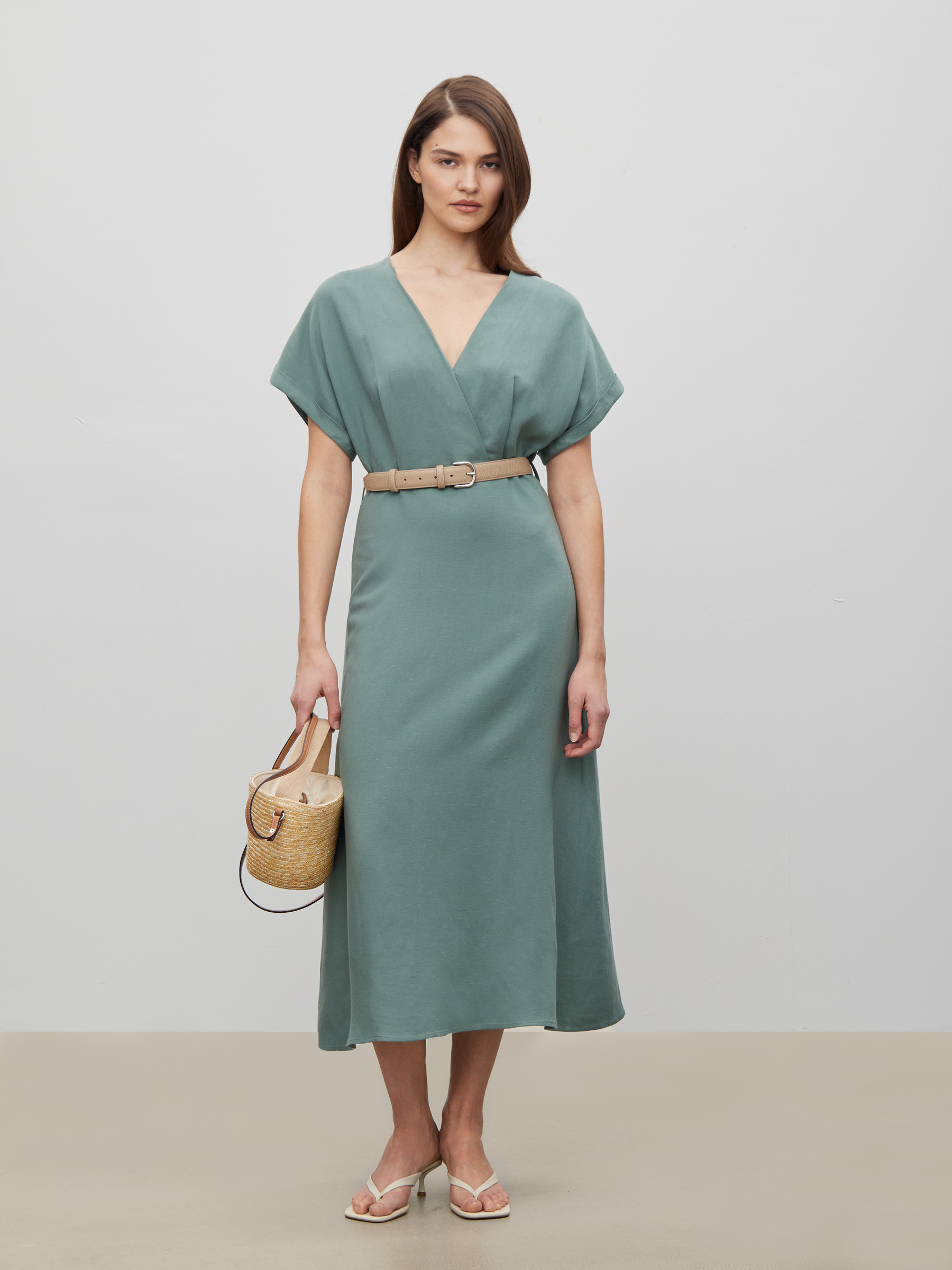 Платье приталенного кроя 3190₽