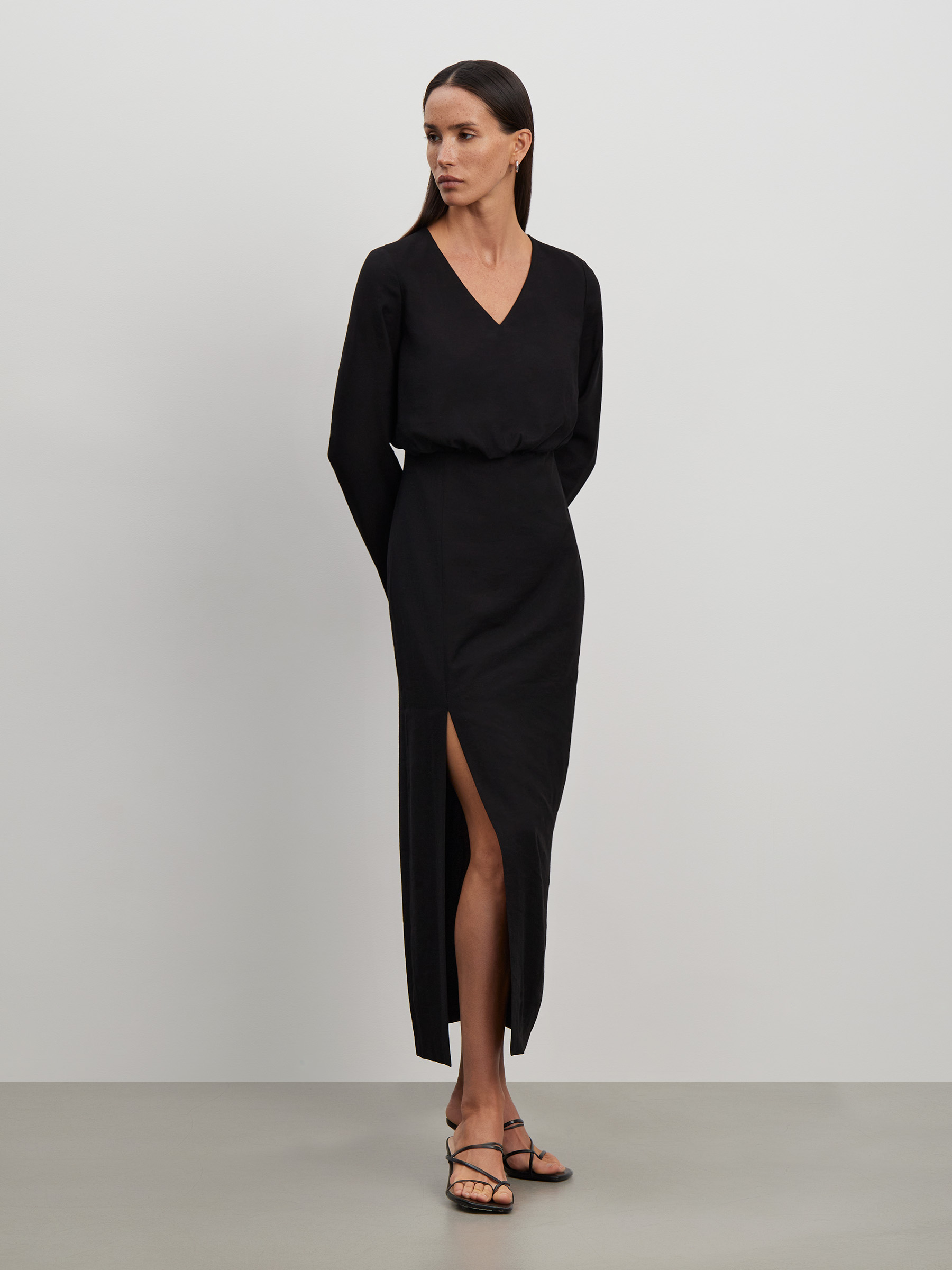 Платье приталенного кроя 4490₽