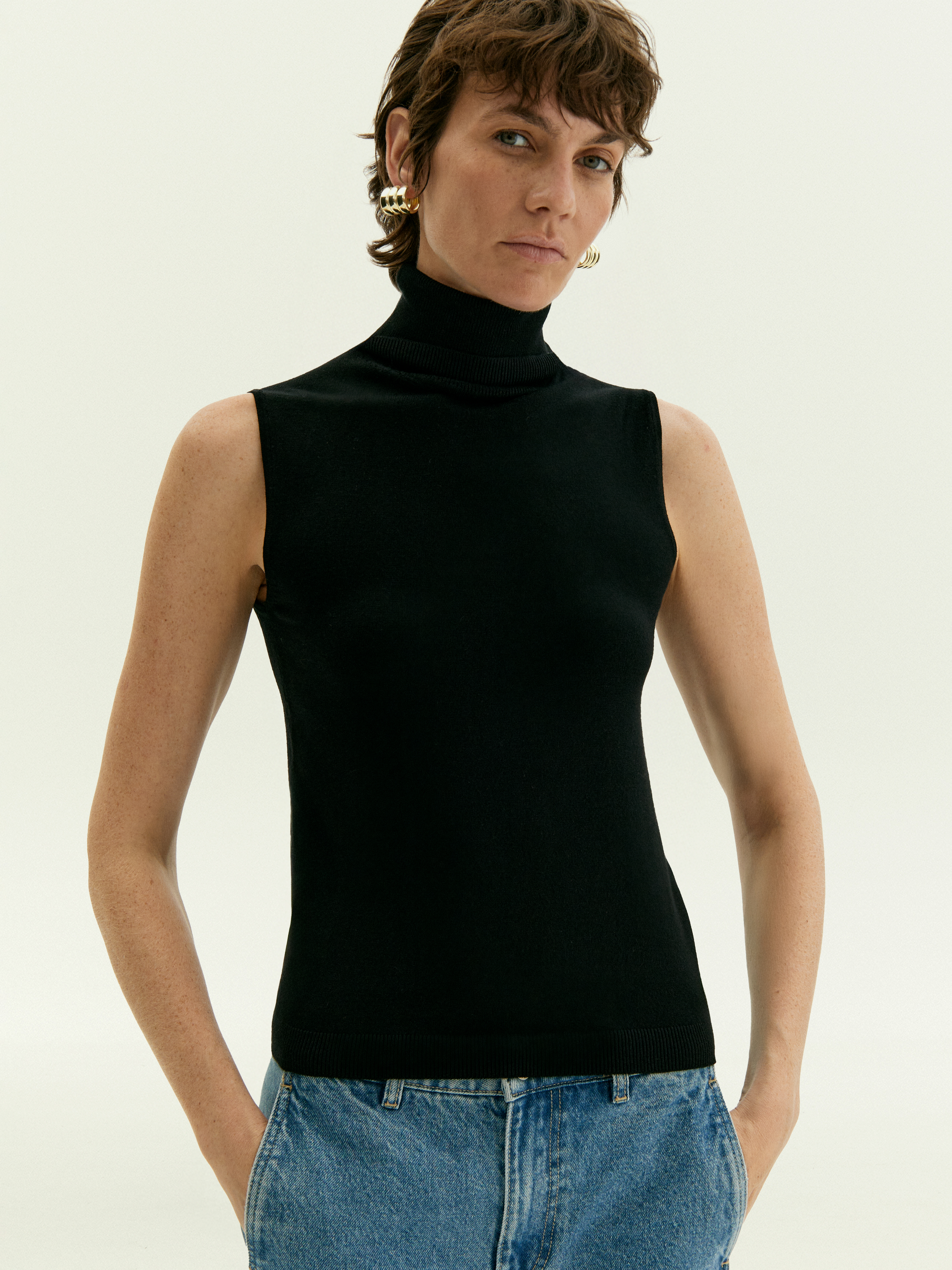 Трикотажный топ с высоким воротником 2490₽