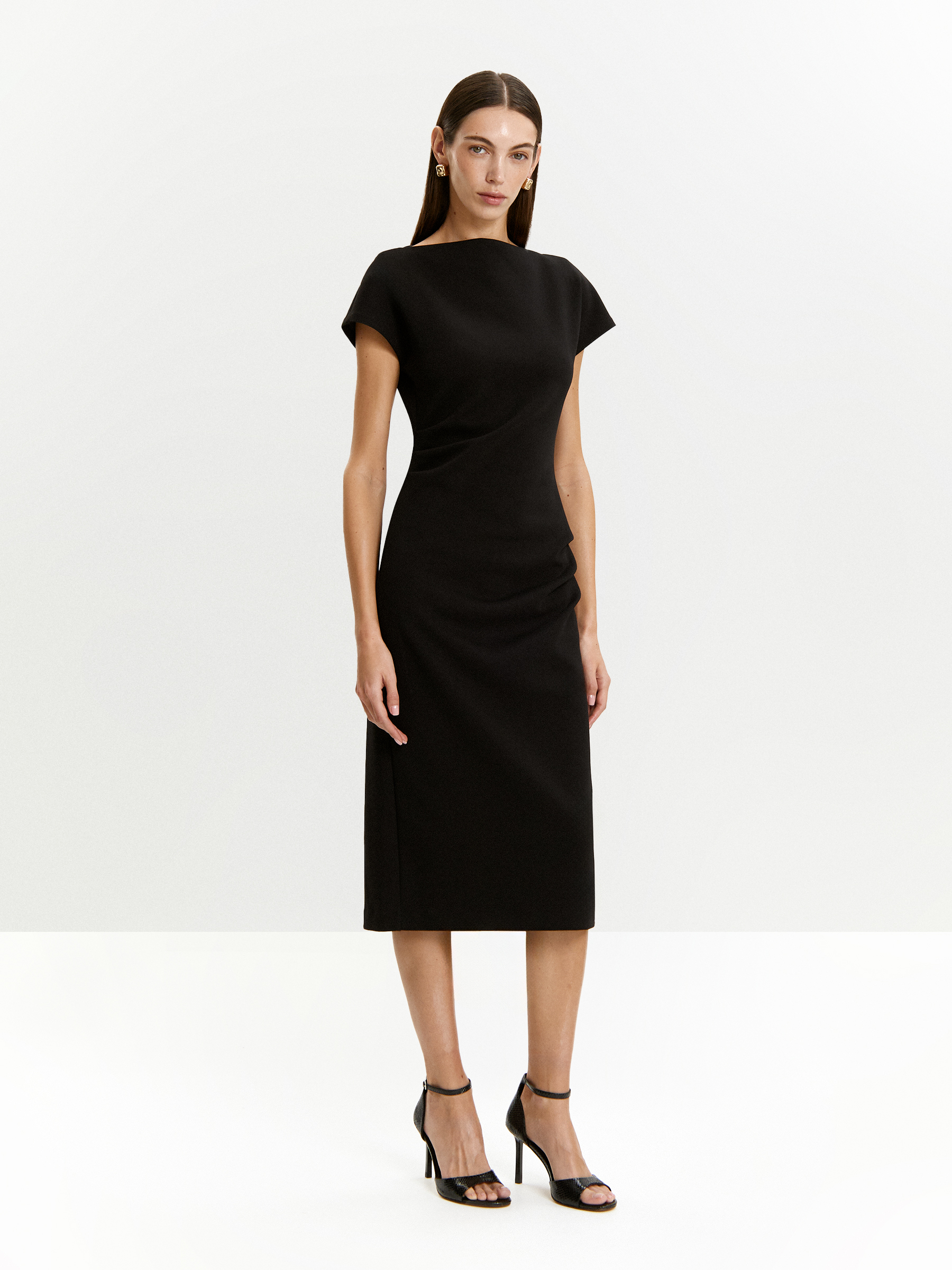 Платье приталенного кроя 12990₽