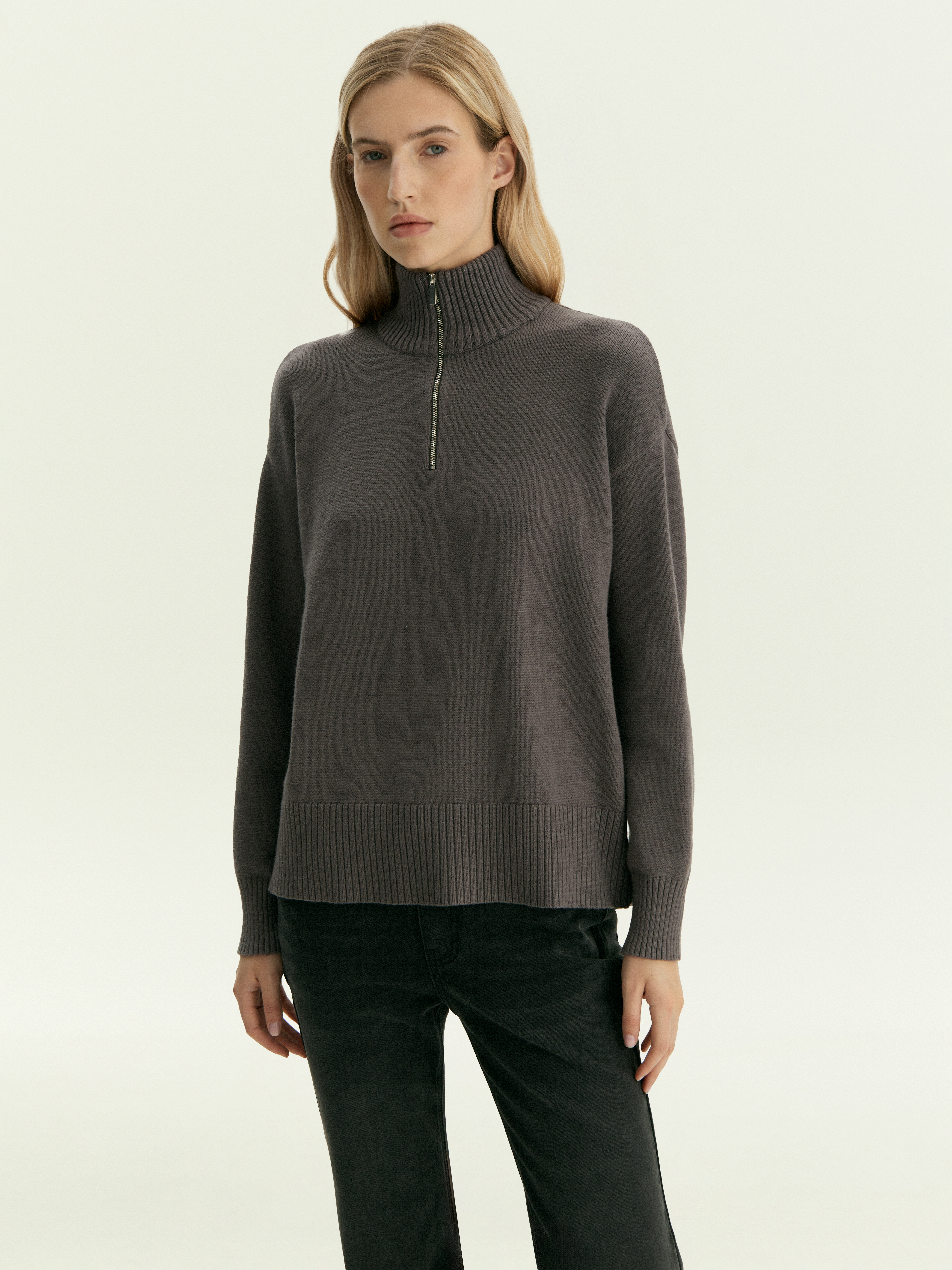 Свитер с воротником-стойкой 6590₽