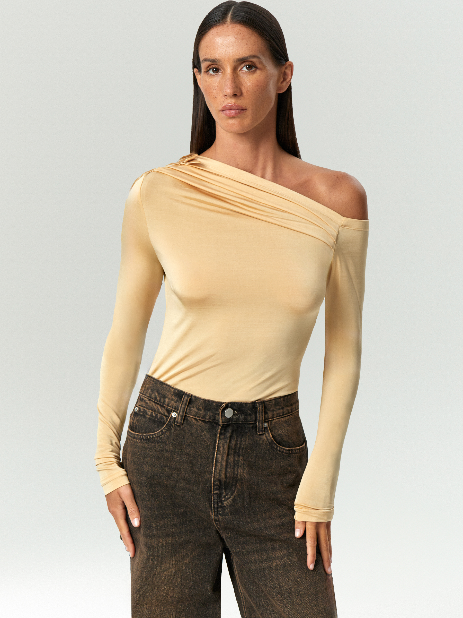 Лонгслив с ассиметрией 1990₽