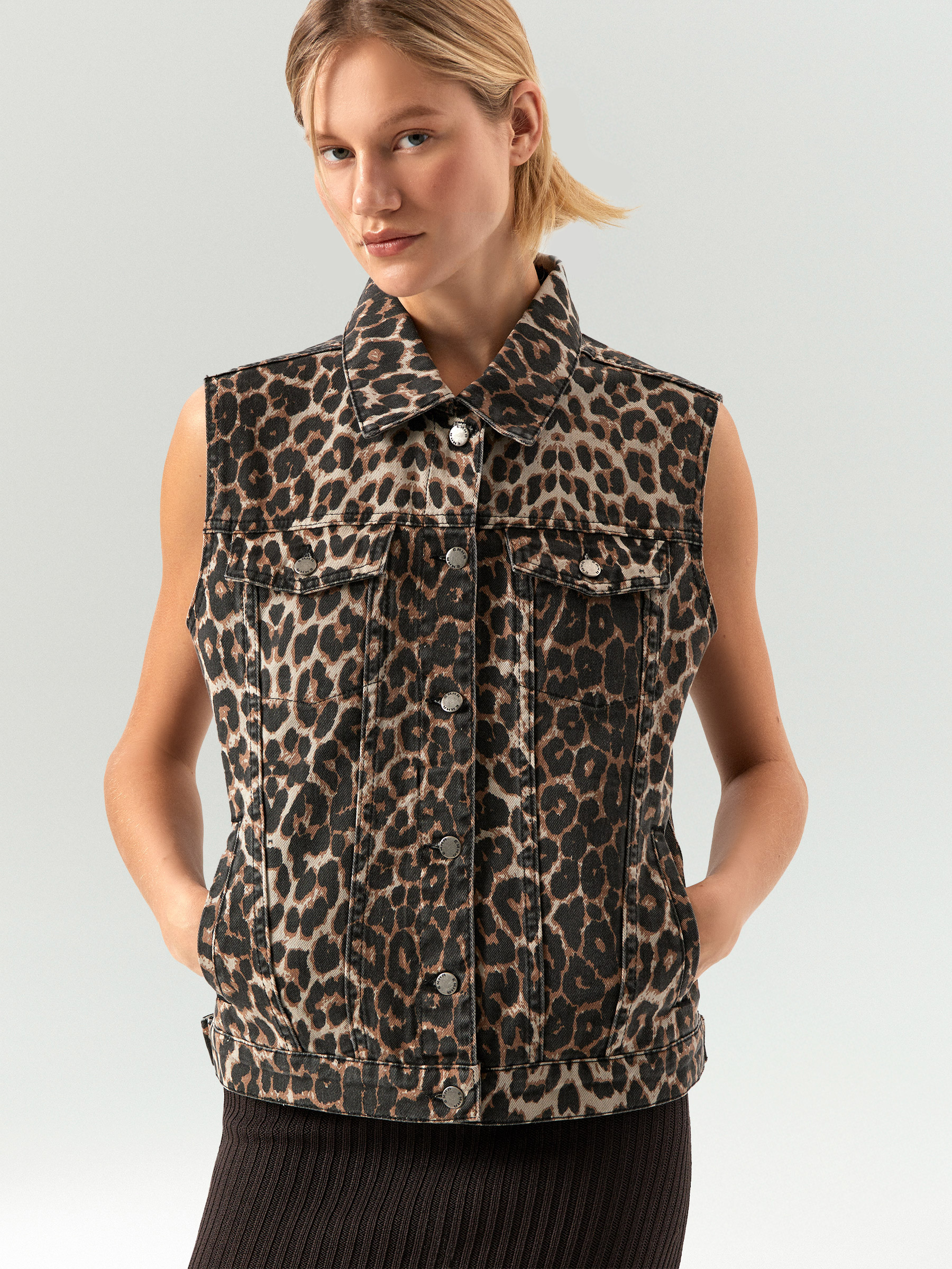 Джинсовый жилет с леопардовым принтом 5990₽