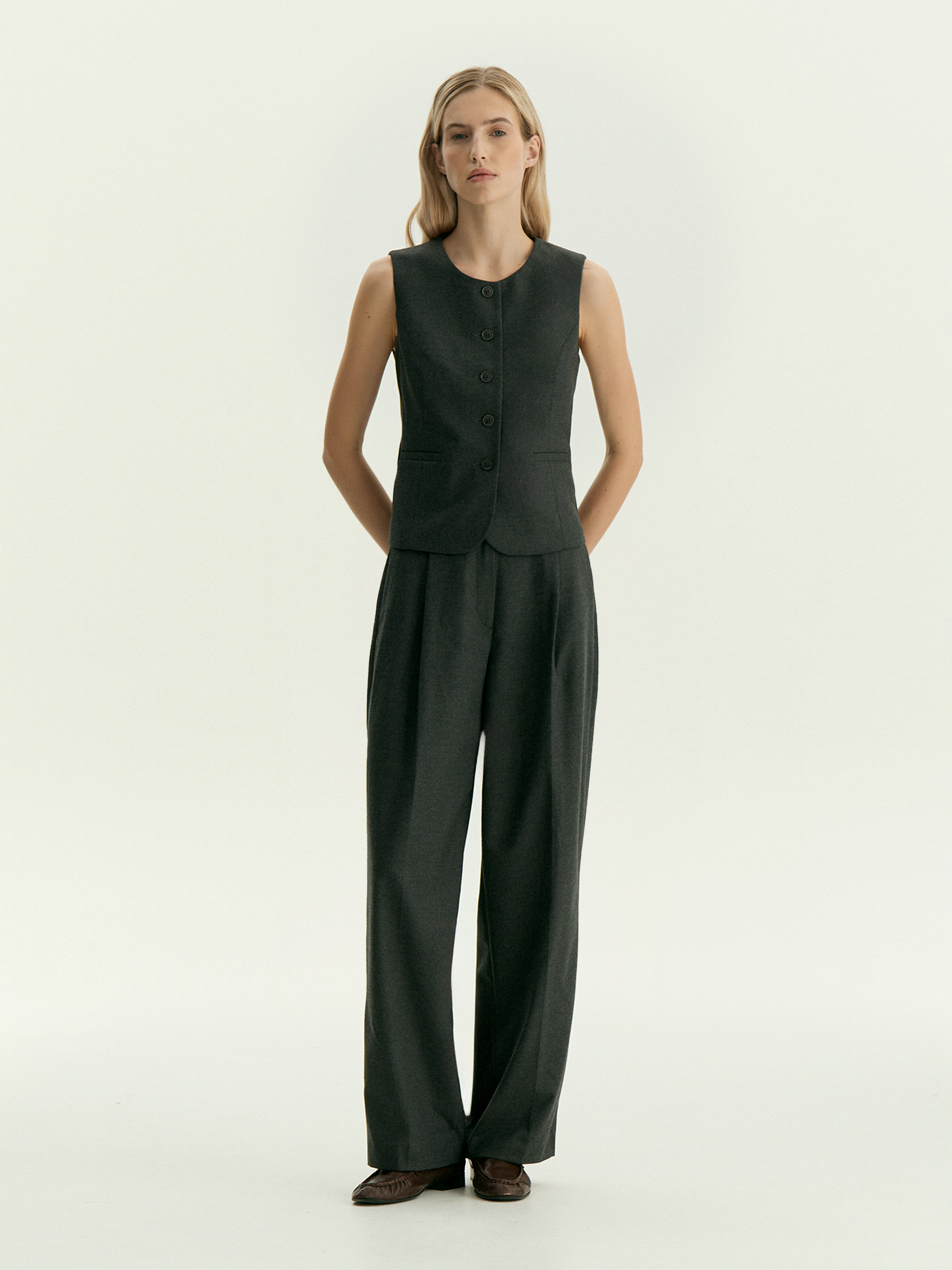 Брюки широкого кроя с защипами 7990₽