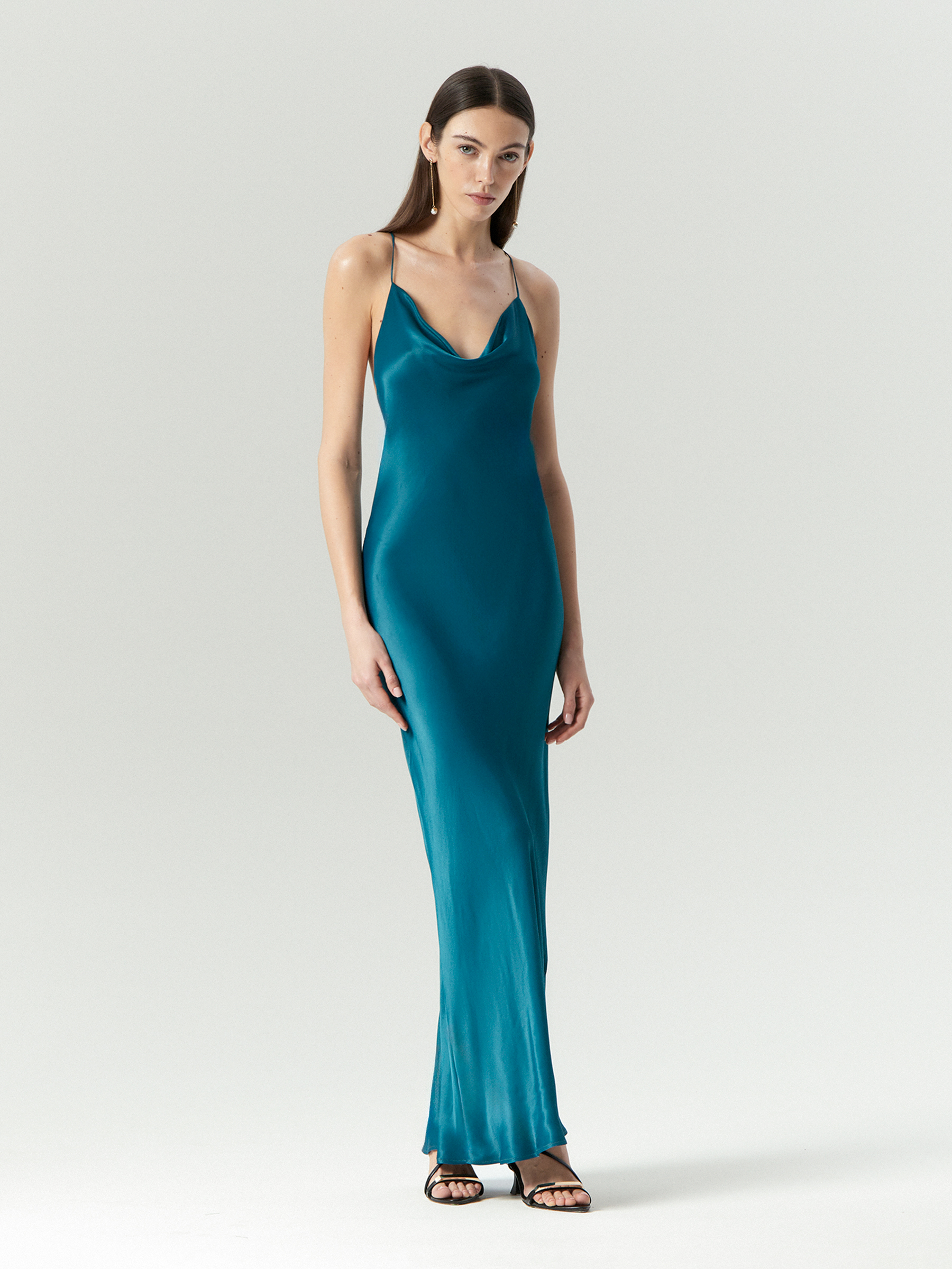 Платье макси с открытой спиной 6390₽