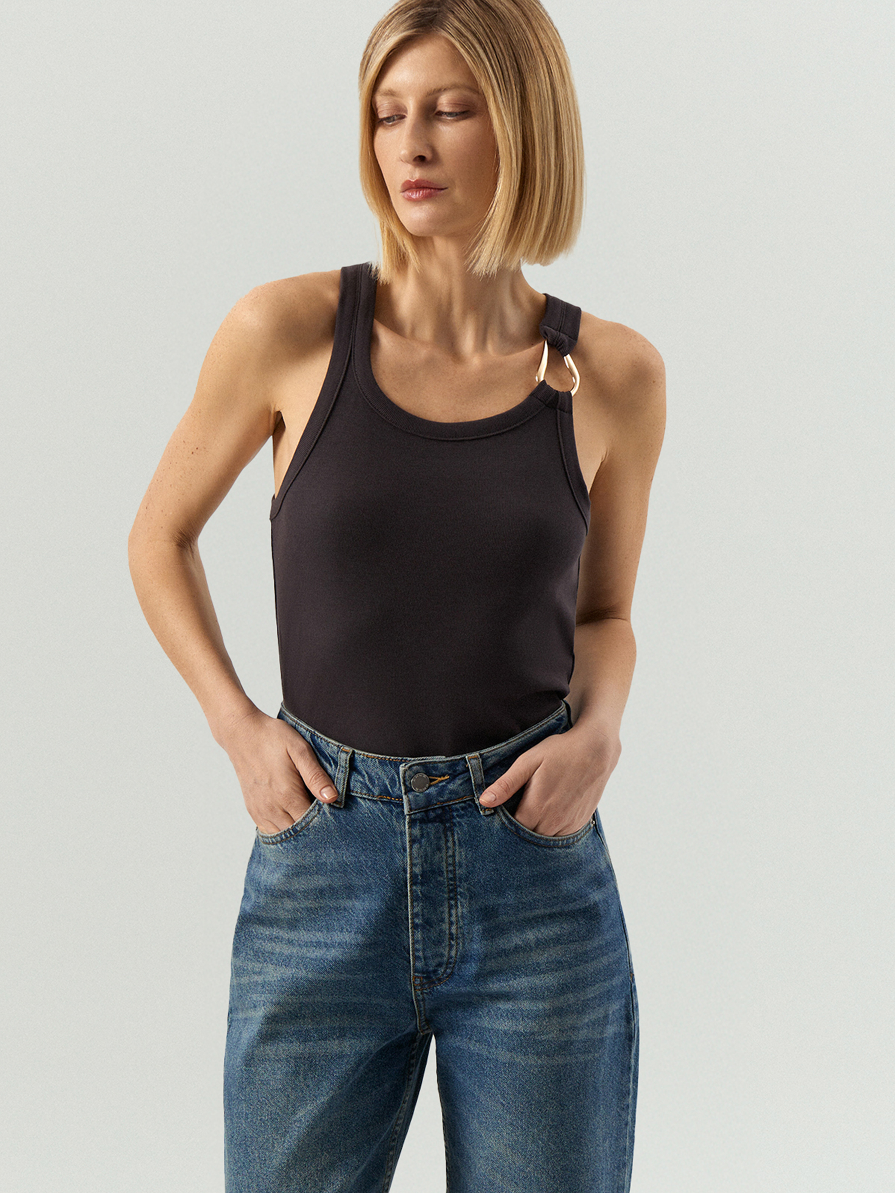 Топ с металлической вставкой 2990₽