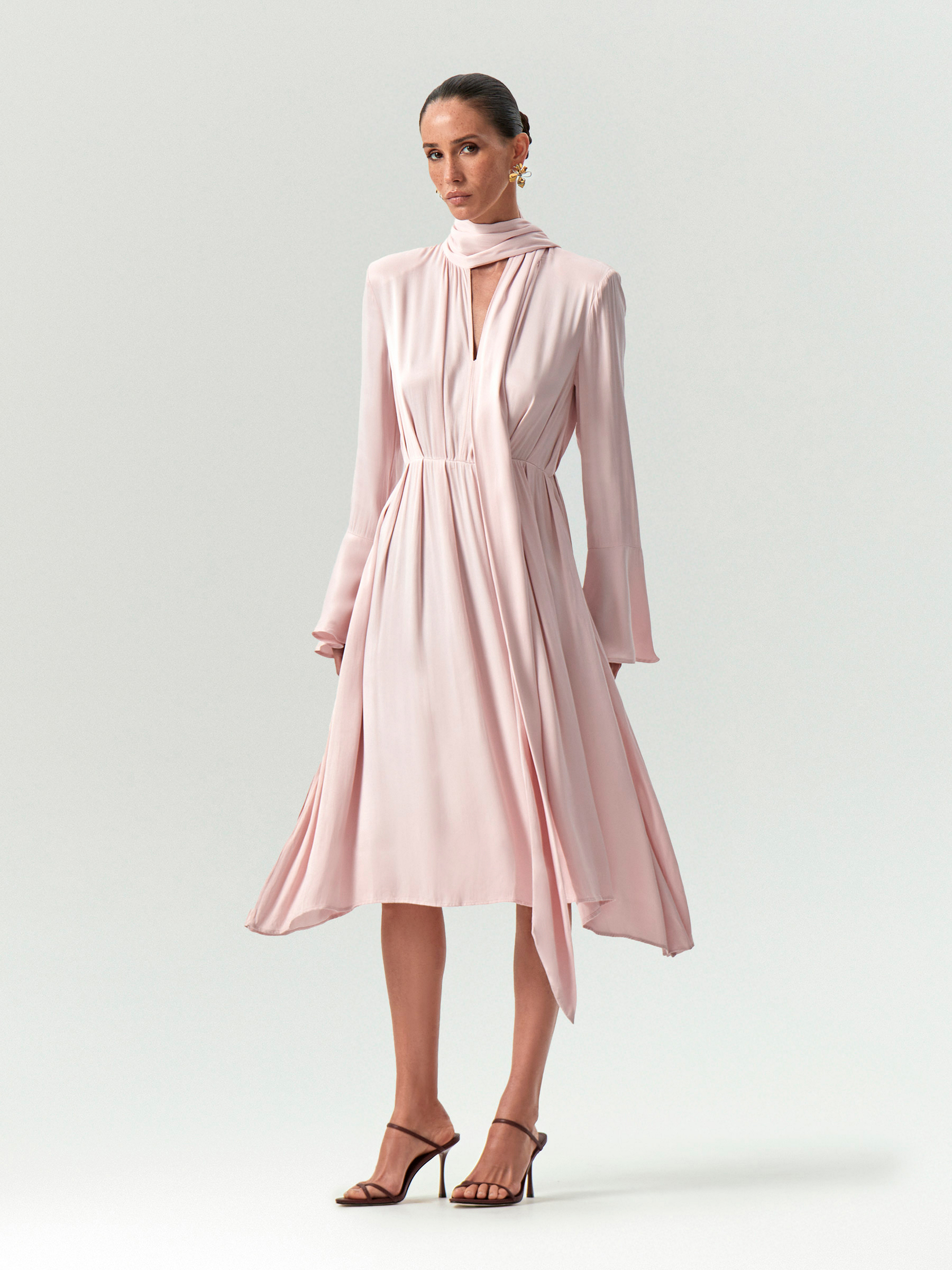 Платье с декоративным воротником 11990₽