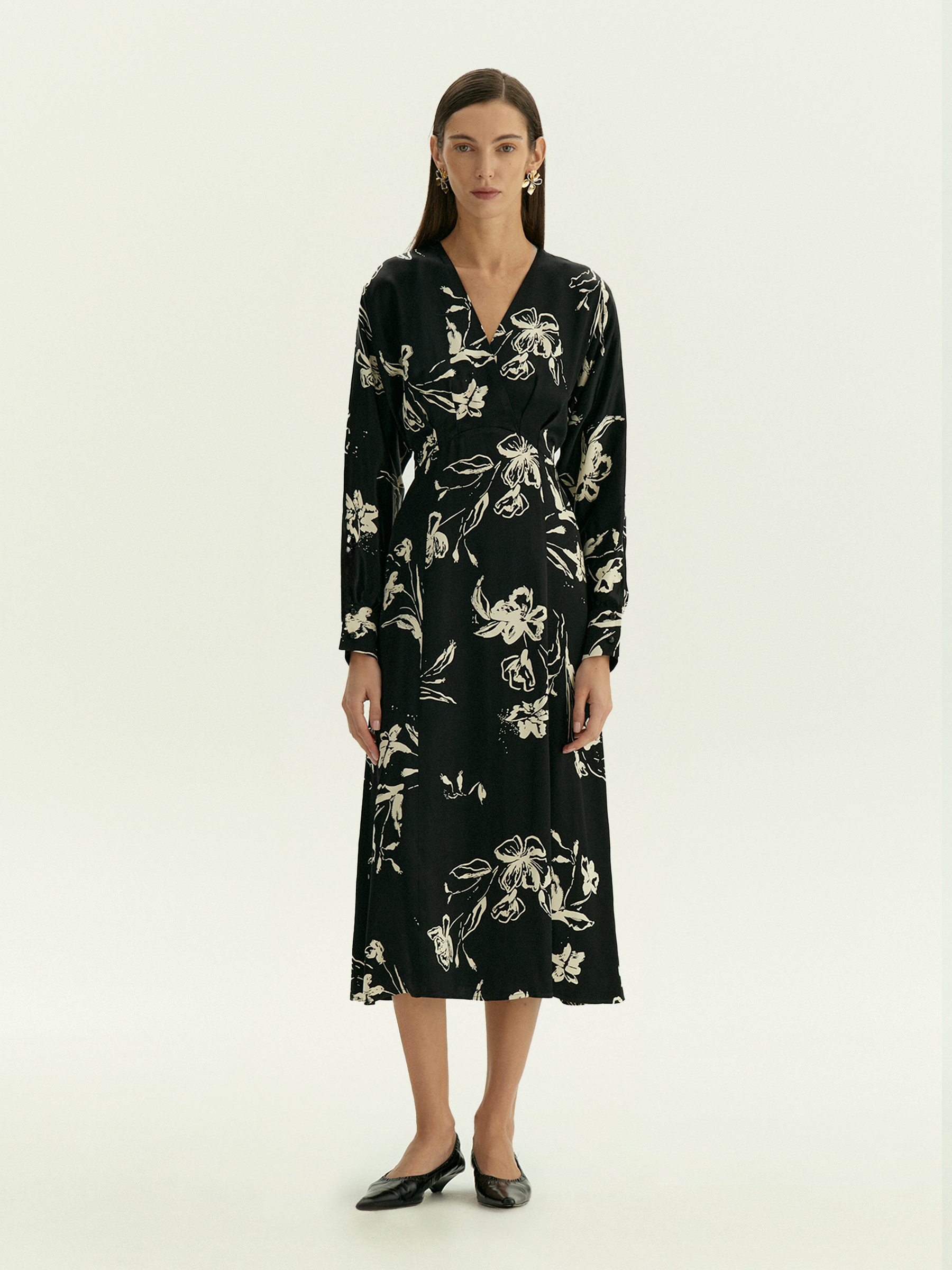 Платье приталенного кроя с цветочным принтом из 100 вискозы 9990₽