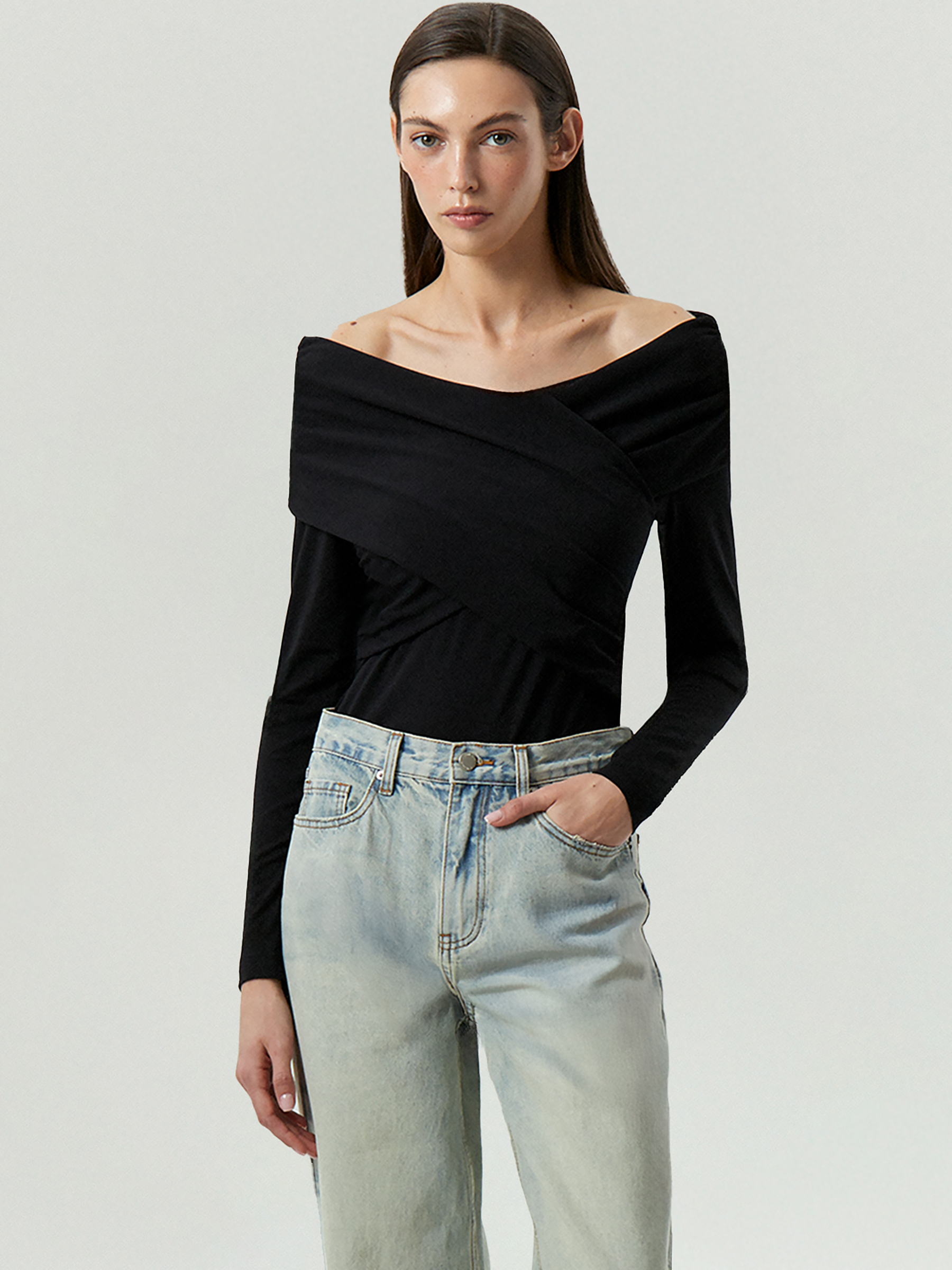 Лонгслив с открытыми плечами 4190₽