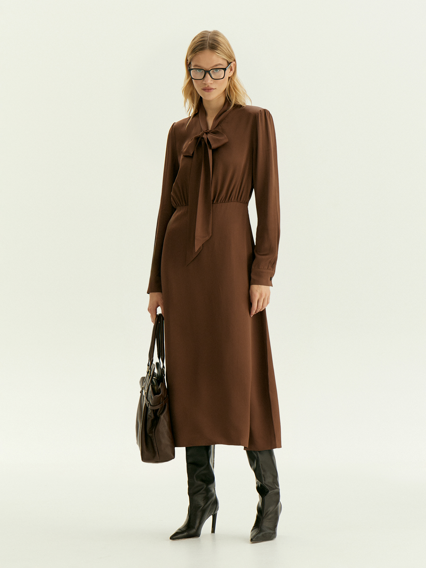 Платье миди с воротником-бантом из 100 вискозы 12590₽