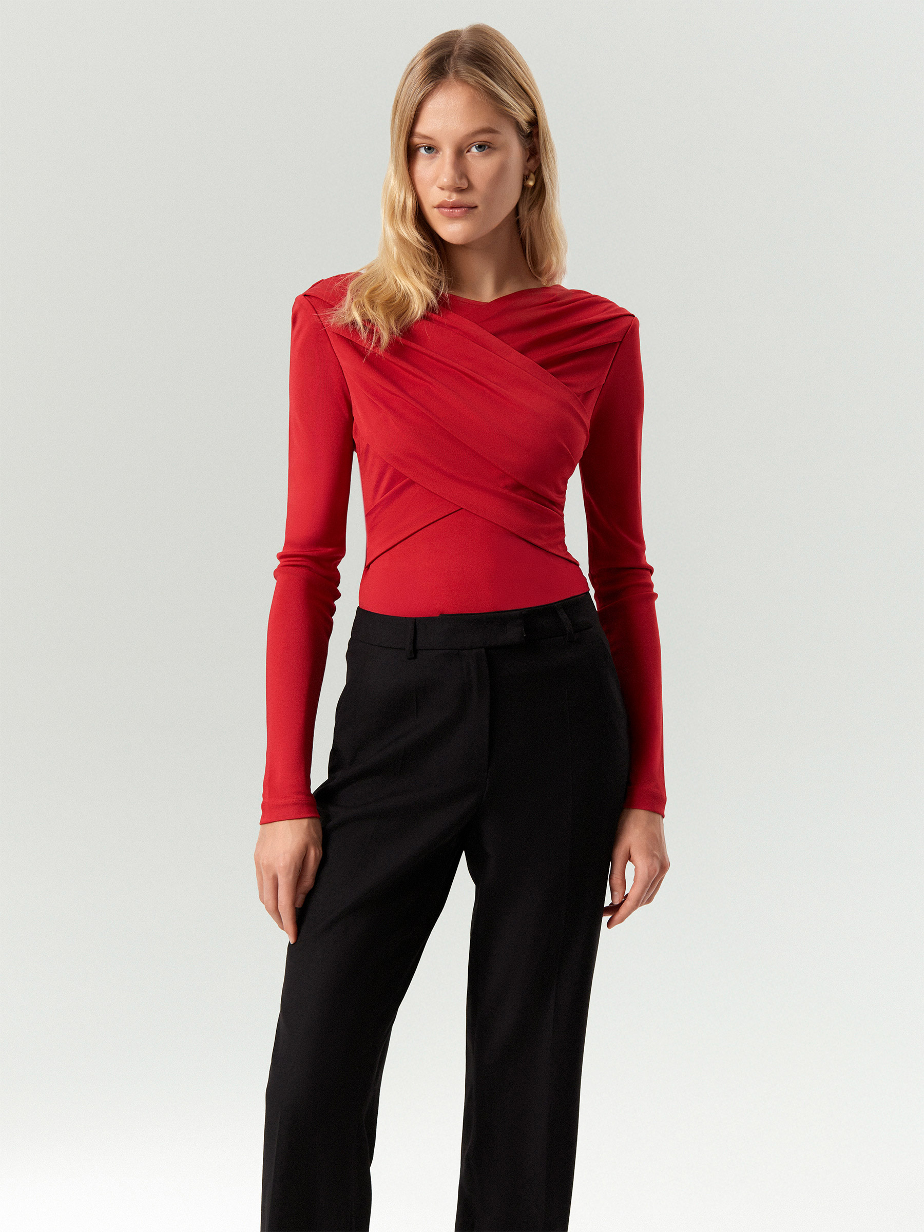 Лонгслив с драпировкой 7990₽