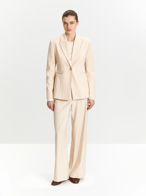 Однобортный жакет приталенного кроя