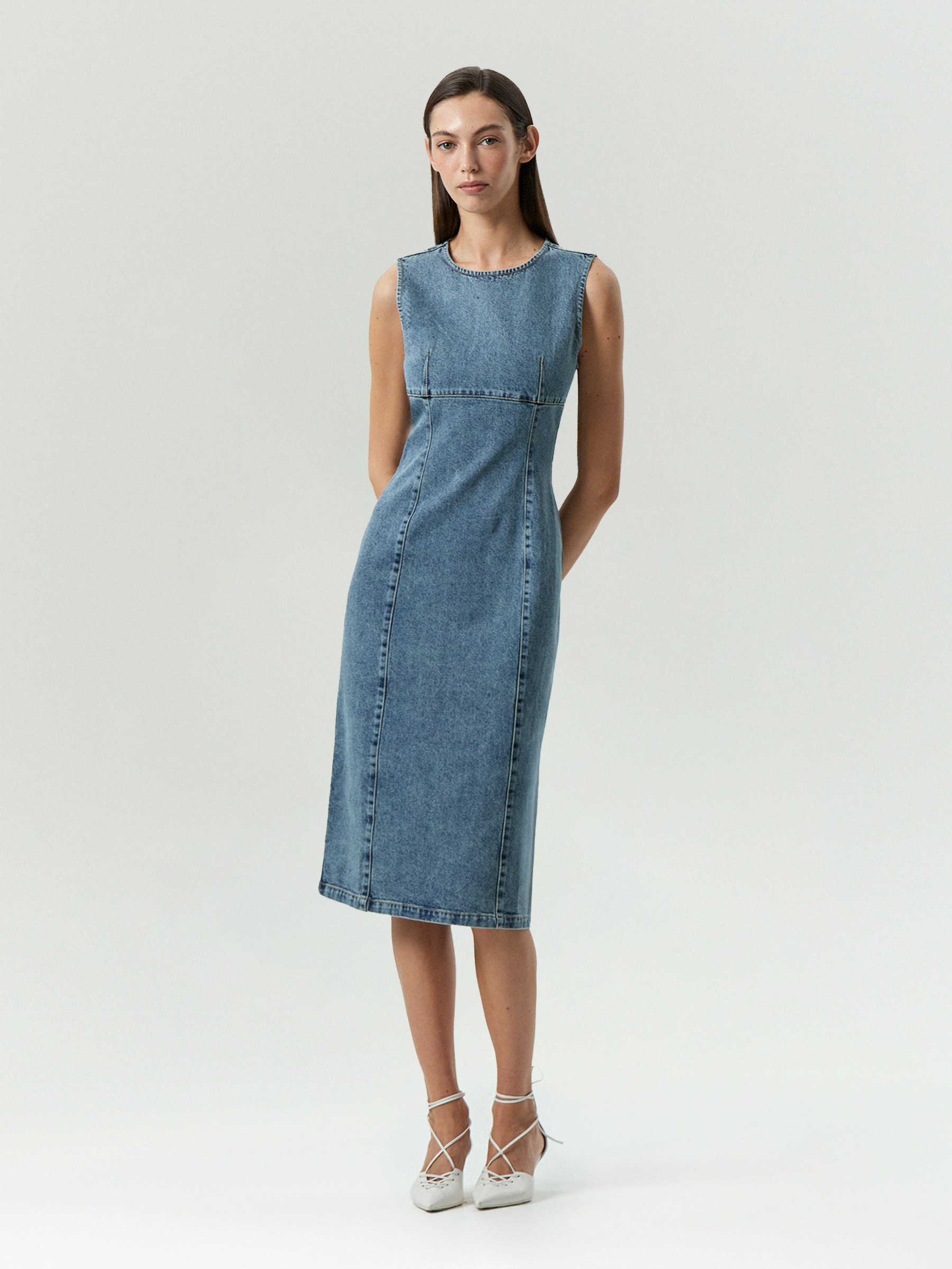 Джинсовое платье-футляр миди 10790₽