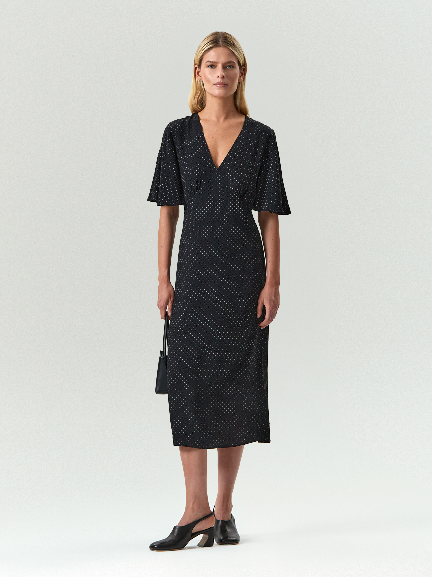 Платье миди из 100 вискозы в горох 11190₽