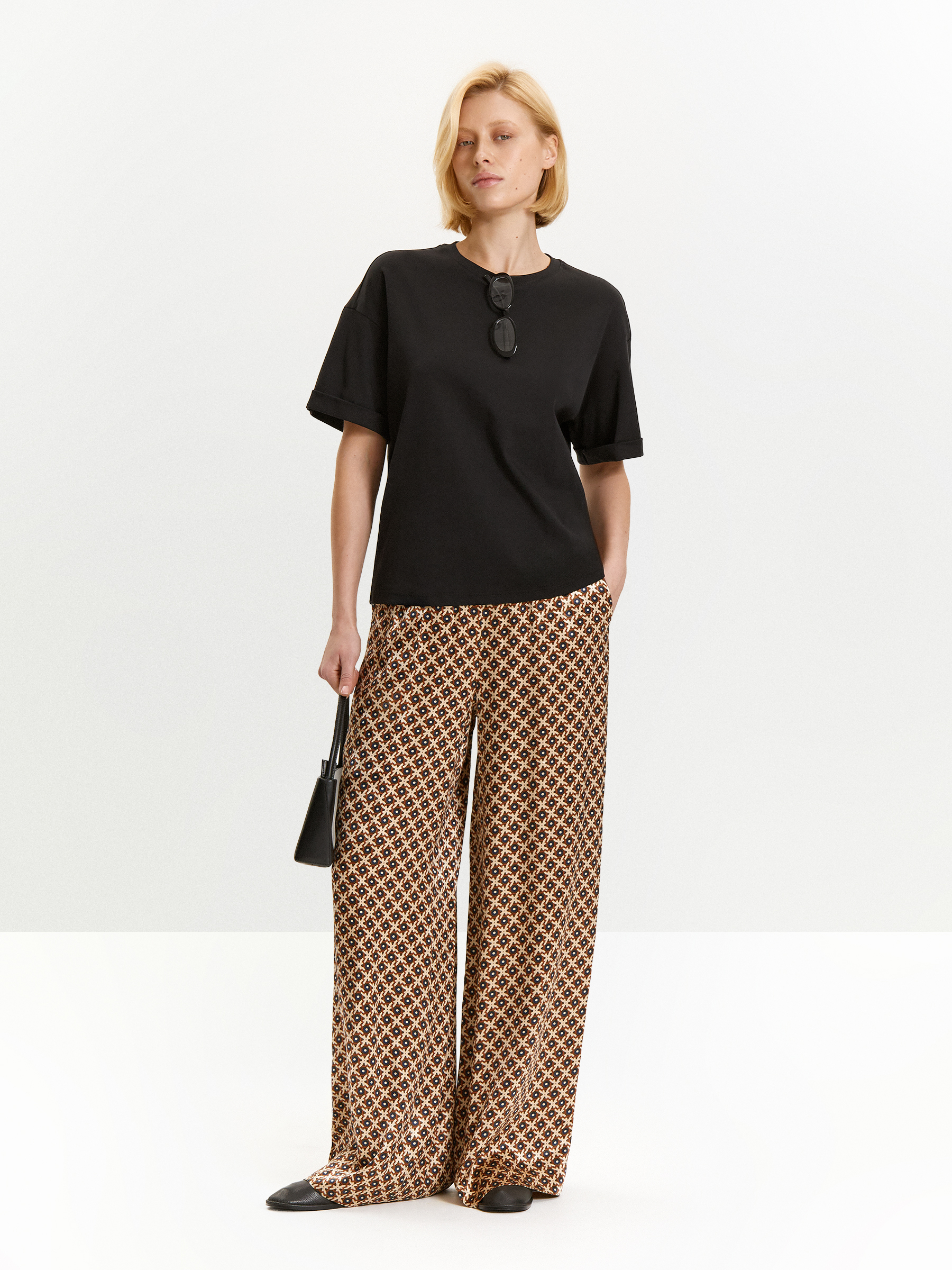 Брюки на резинке широкого кроя из вискозного сатина 15990₽