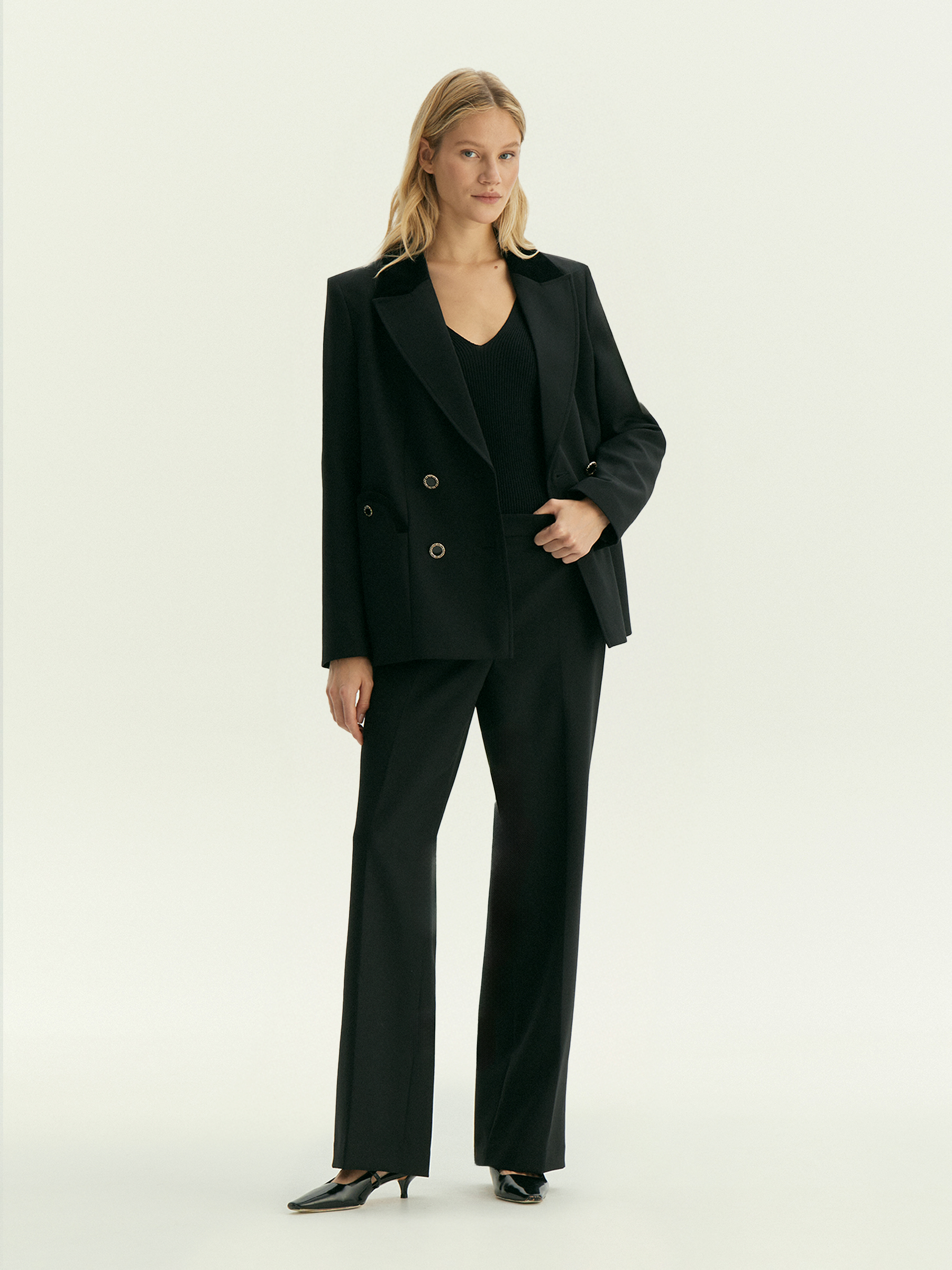 Брюки прямого кроя с защипами 11890₽