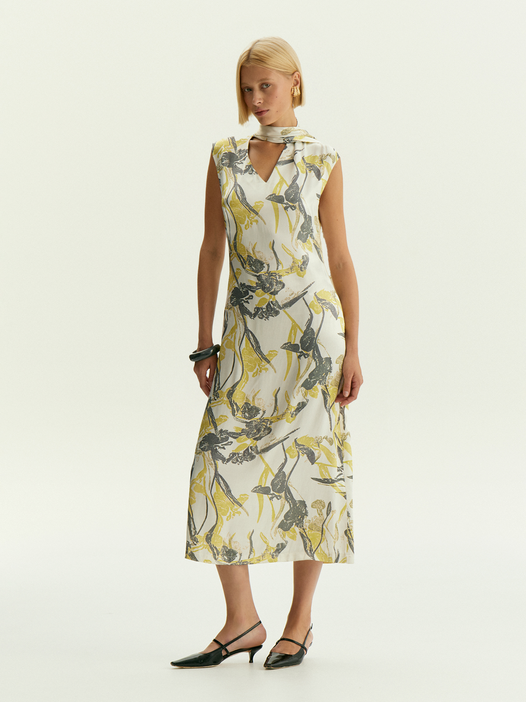 Платье миди из 100 вискозы с цветочным принтом 7490₽