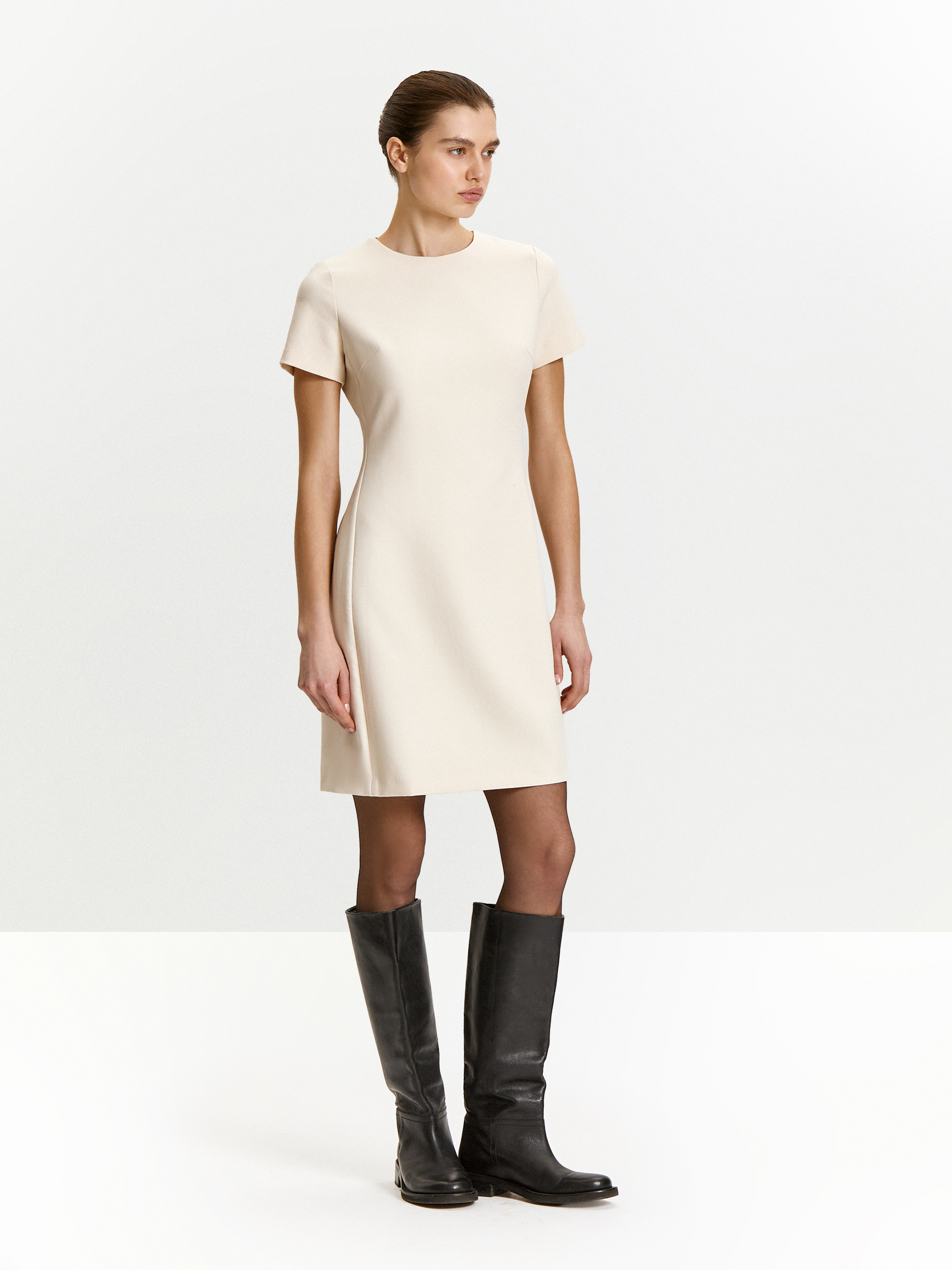 Платье мини приталенного кроя 16990₽