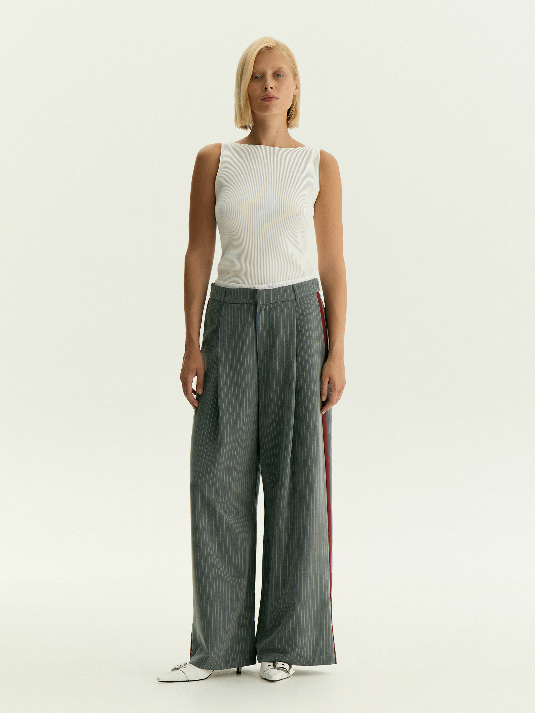 Брюки широкого кроя с защипами 8390₽