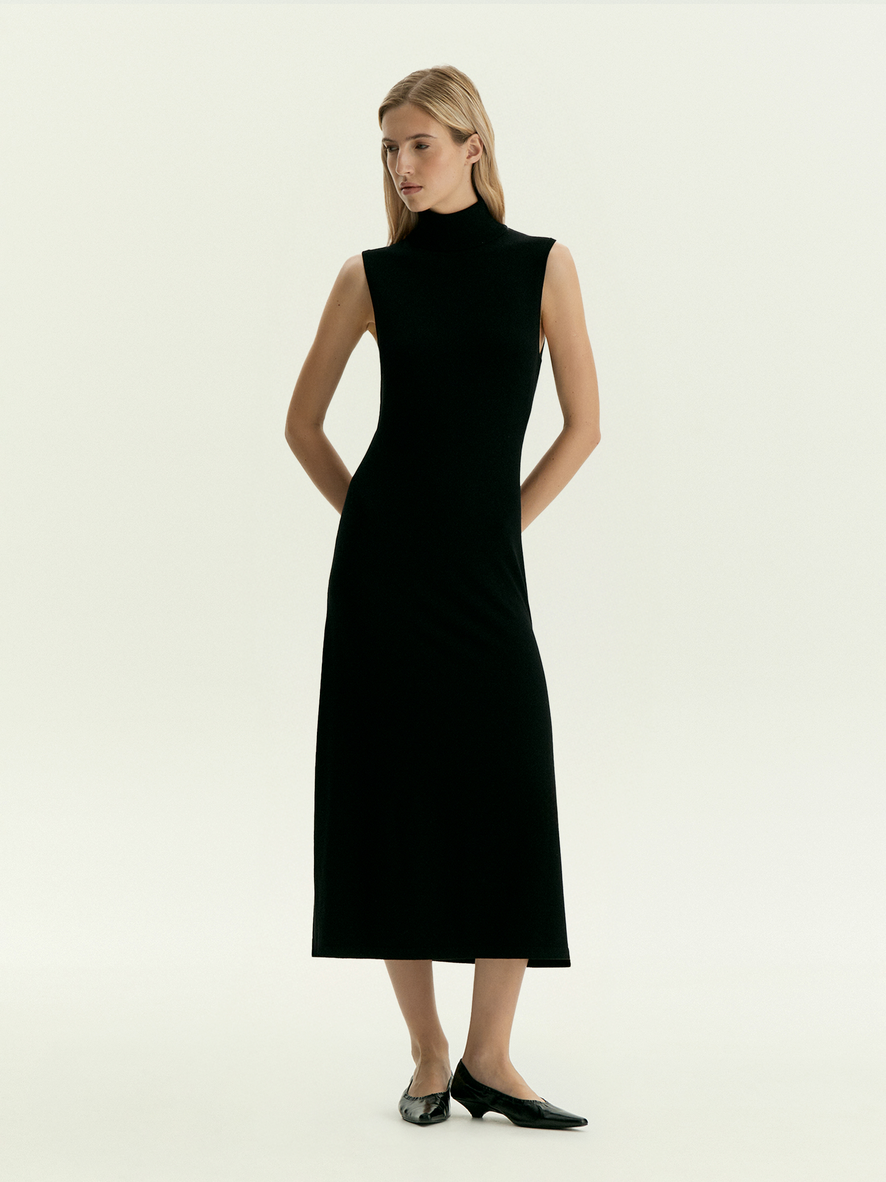 Платье без рукавов 4390₽