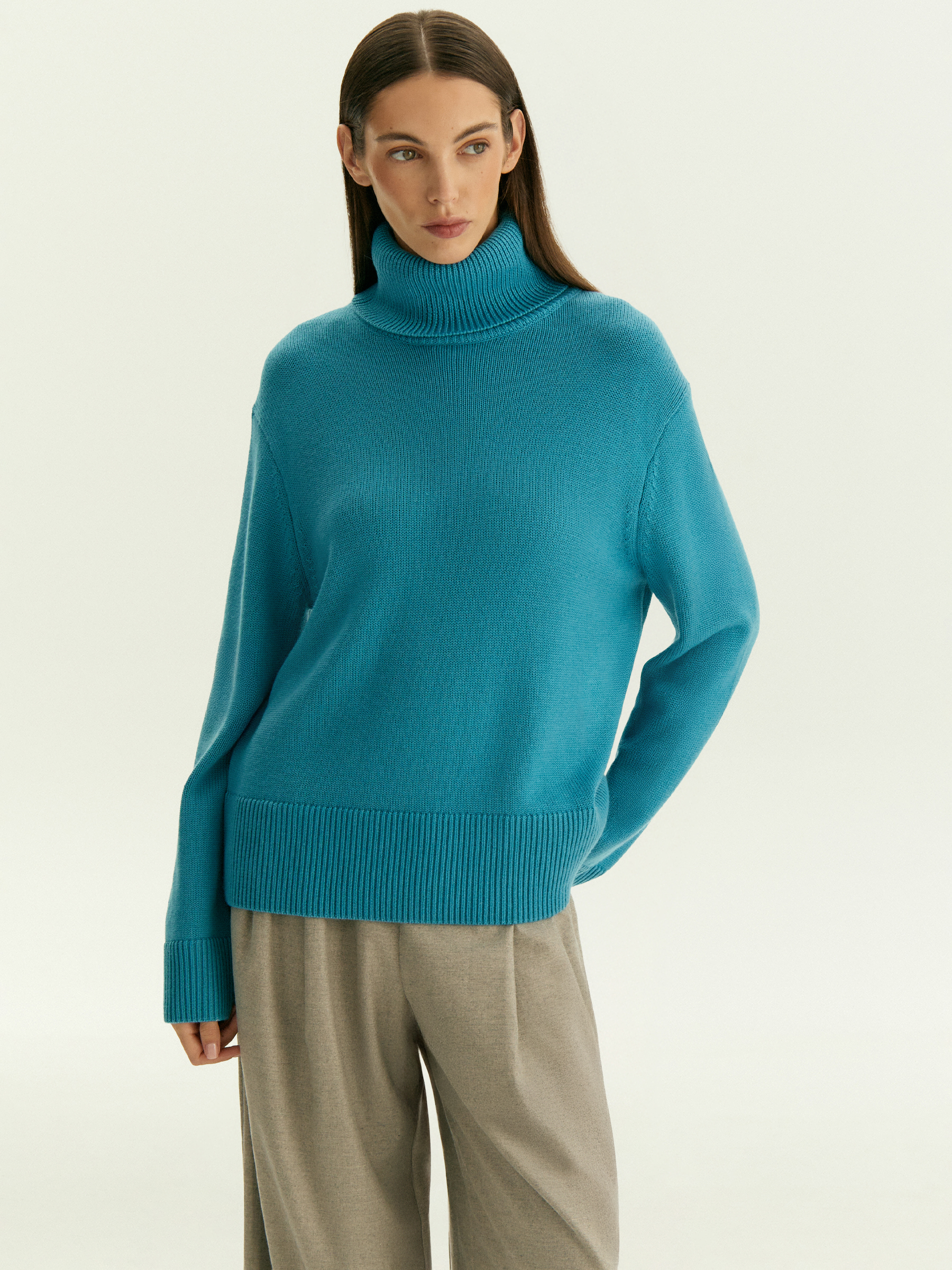 Свитер с высоким воротником из смесовой шерсти 5490₽