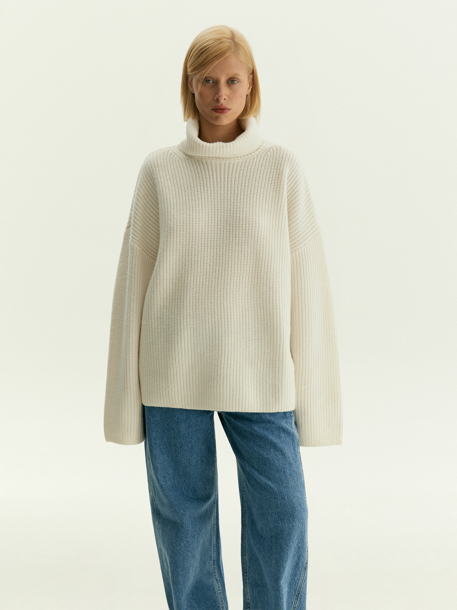 Свитер с высоким воротником из смесовой шерсти 11490₽