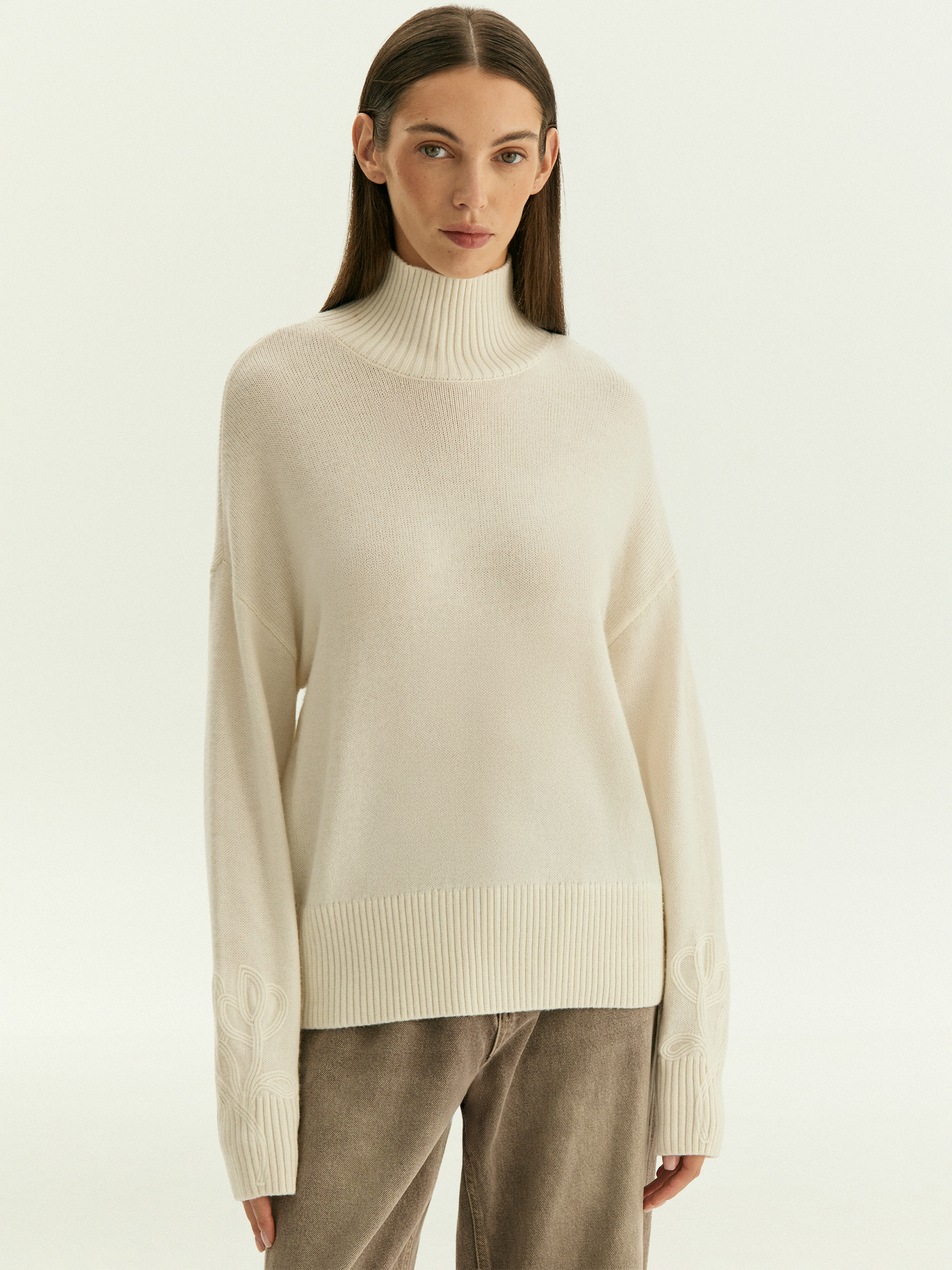 Свитер с высоким воротником из смесовой шерсти 9590₽