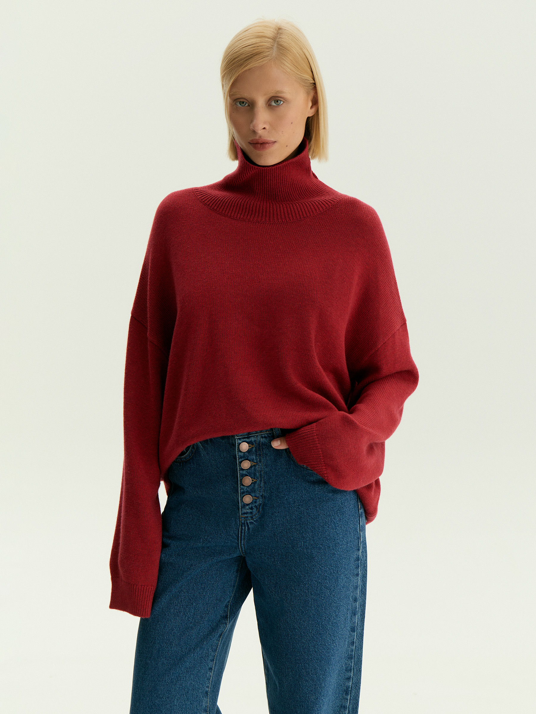 Свитер с высоким воротником из смесовой шерсти 15990₽