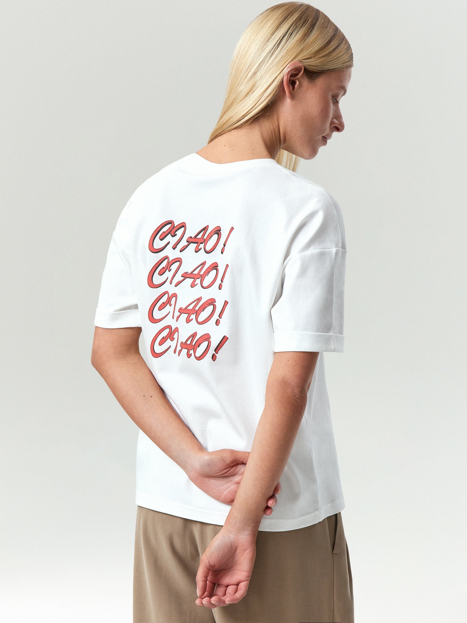 Трикотажная футболка со спущенным плечом 4990₽