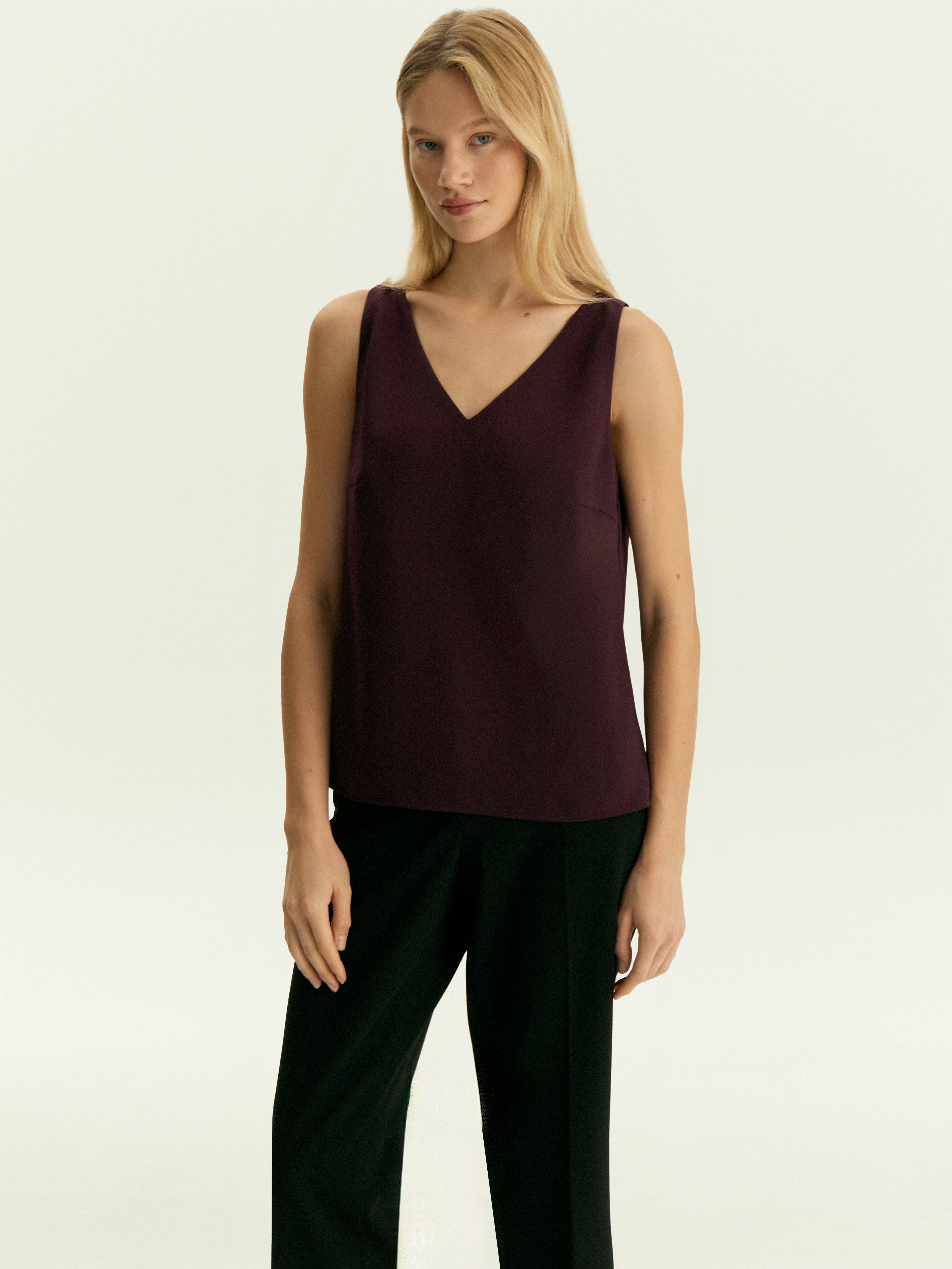 Топ с V образным вырезом 2690₽