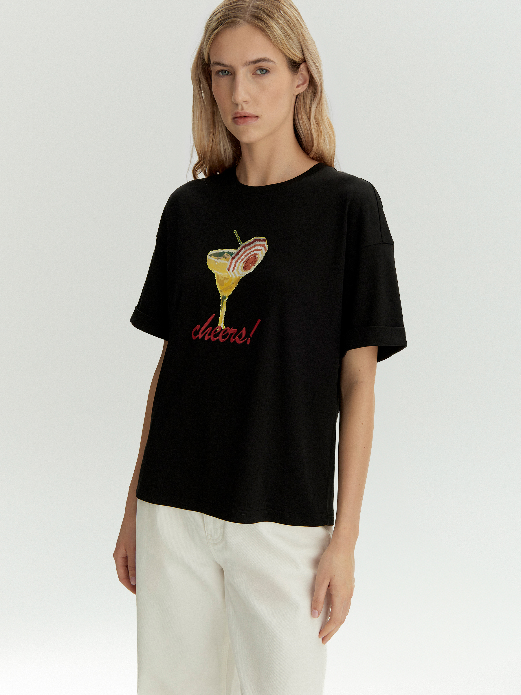 Трикотажная футболка со спущенным плечом 4990₽