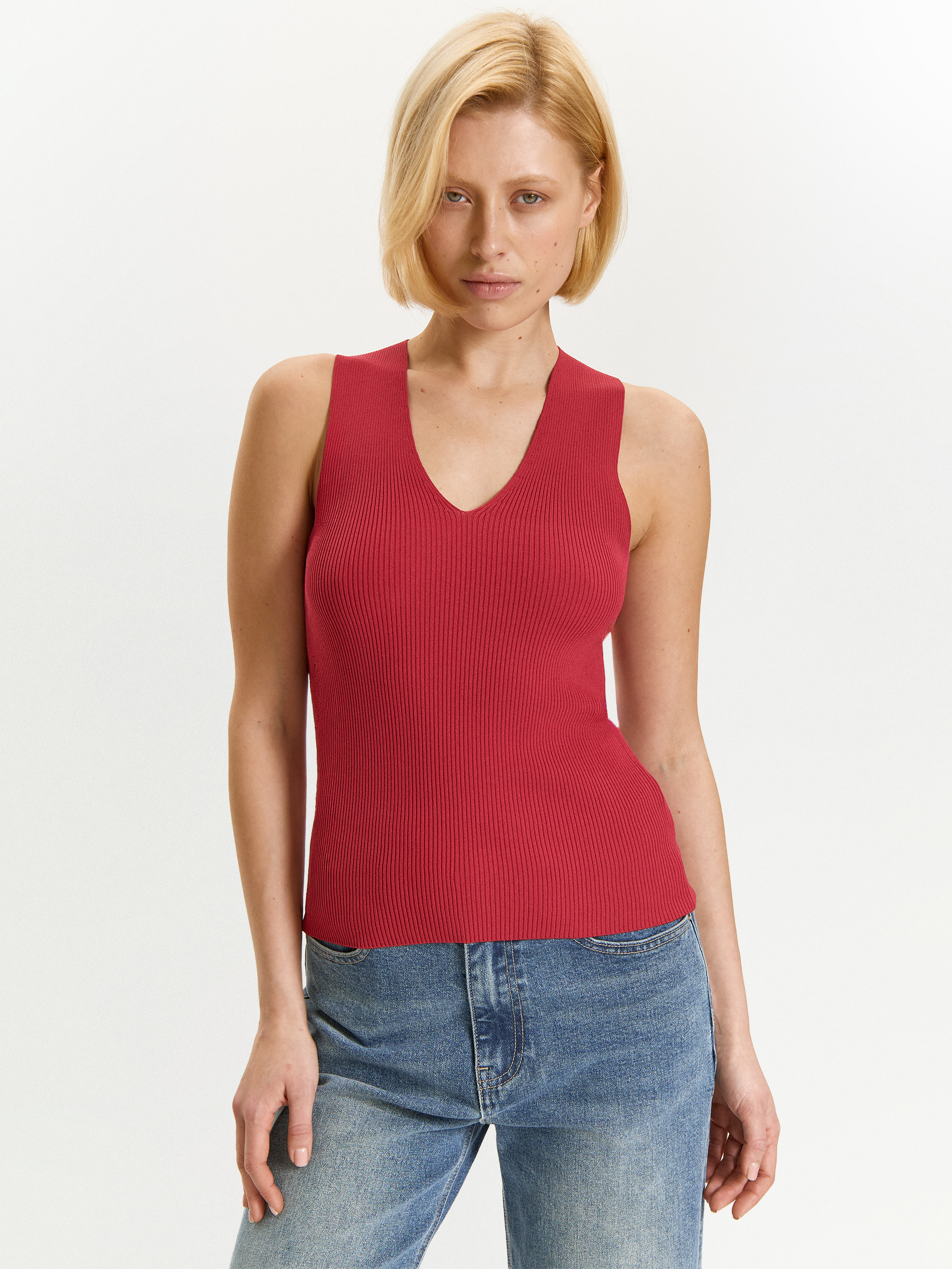 Трикотажный топ с v-образным вырезом 5990₽