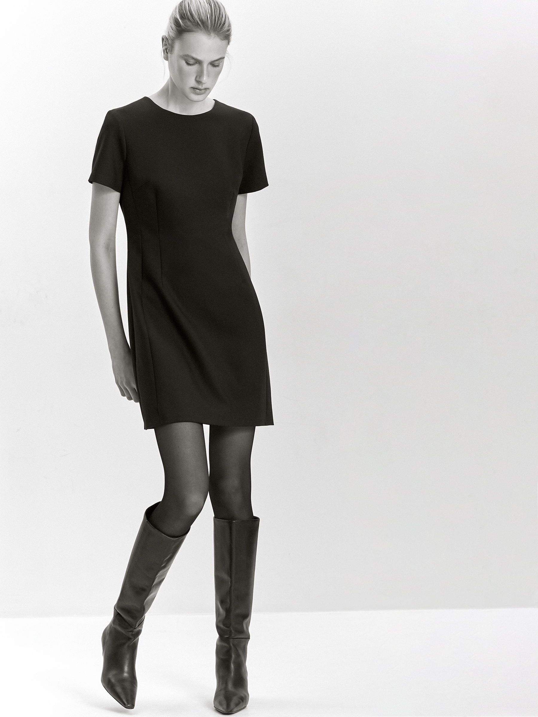 Платье приталенного силуэта 13590₽