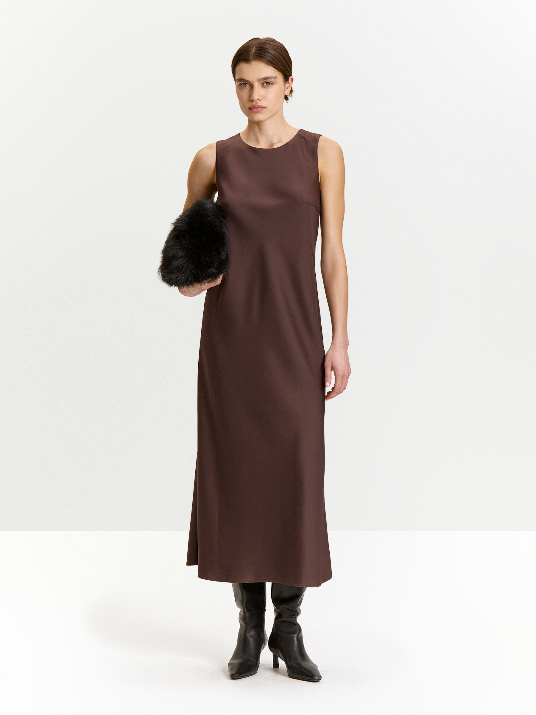 Платье без рукавов 12990₽