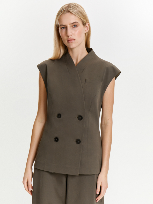 Жилет приталенного кроя