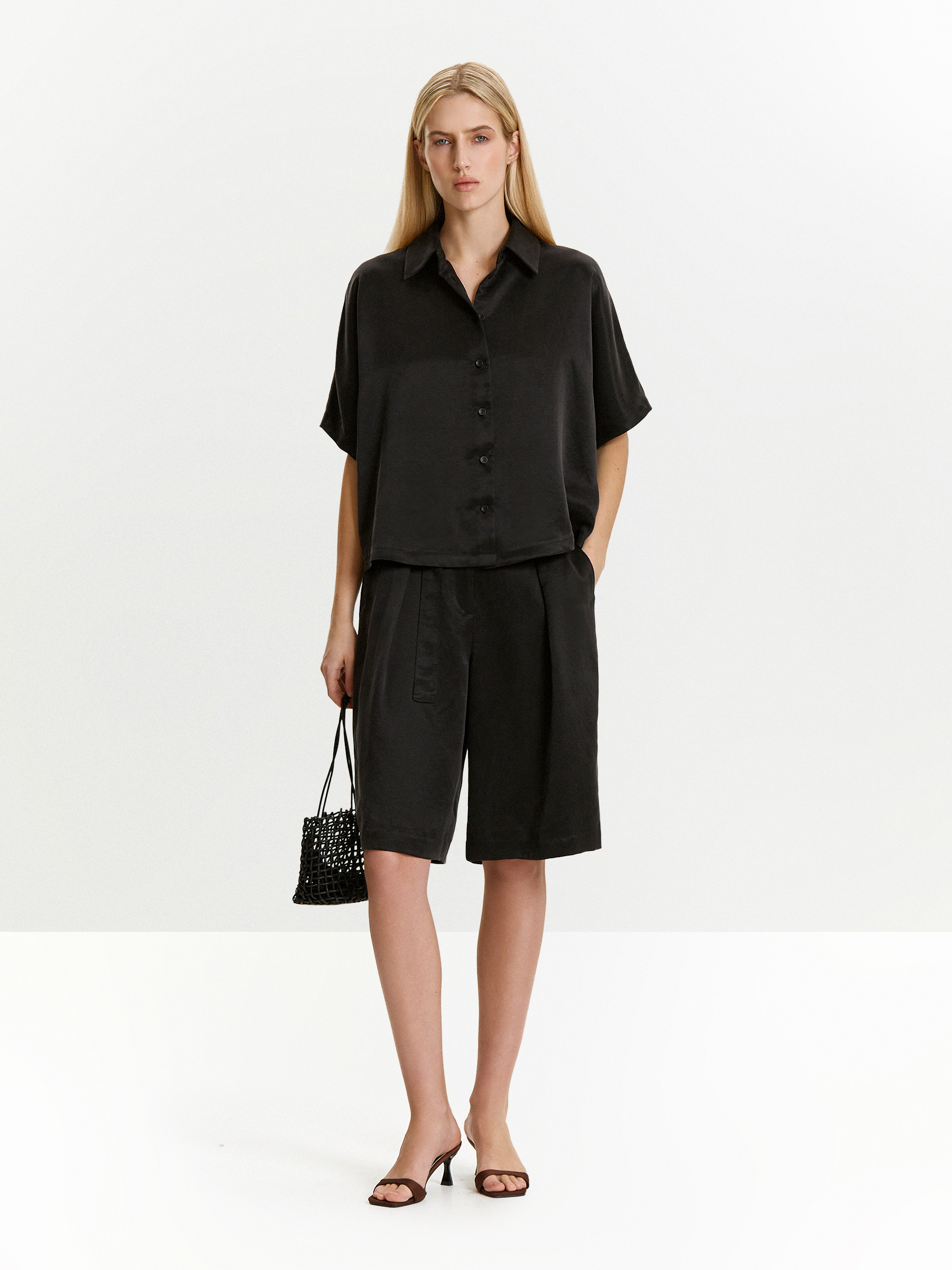 Однотонные шорты 16990₽