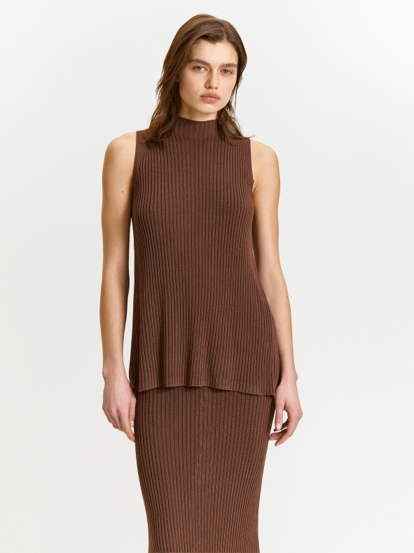 Трикотажный топ с разрезом на спине