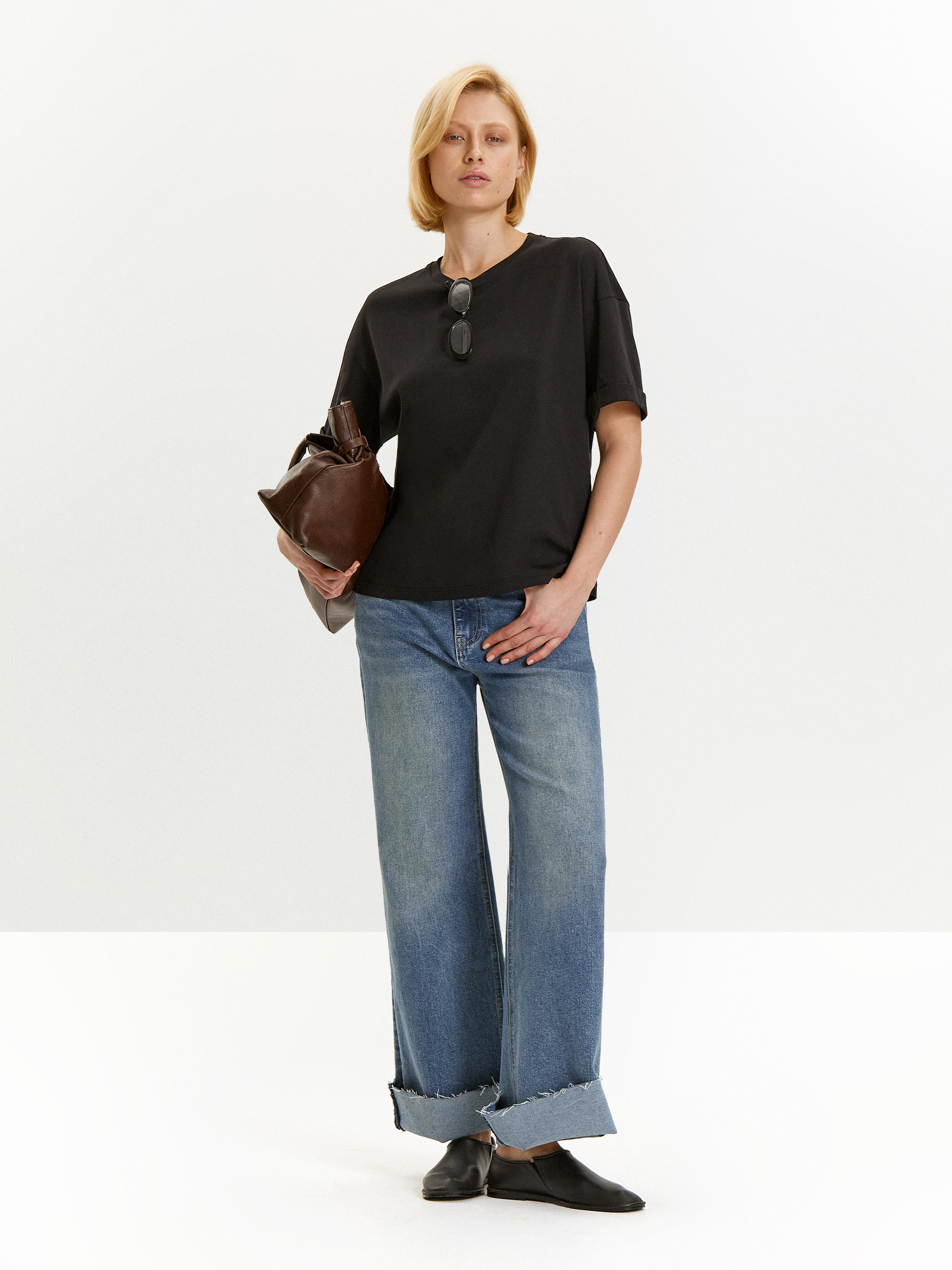 Футболка со спущенным плечом 4990₽