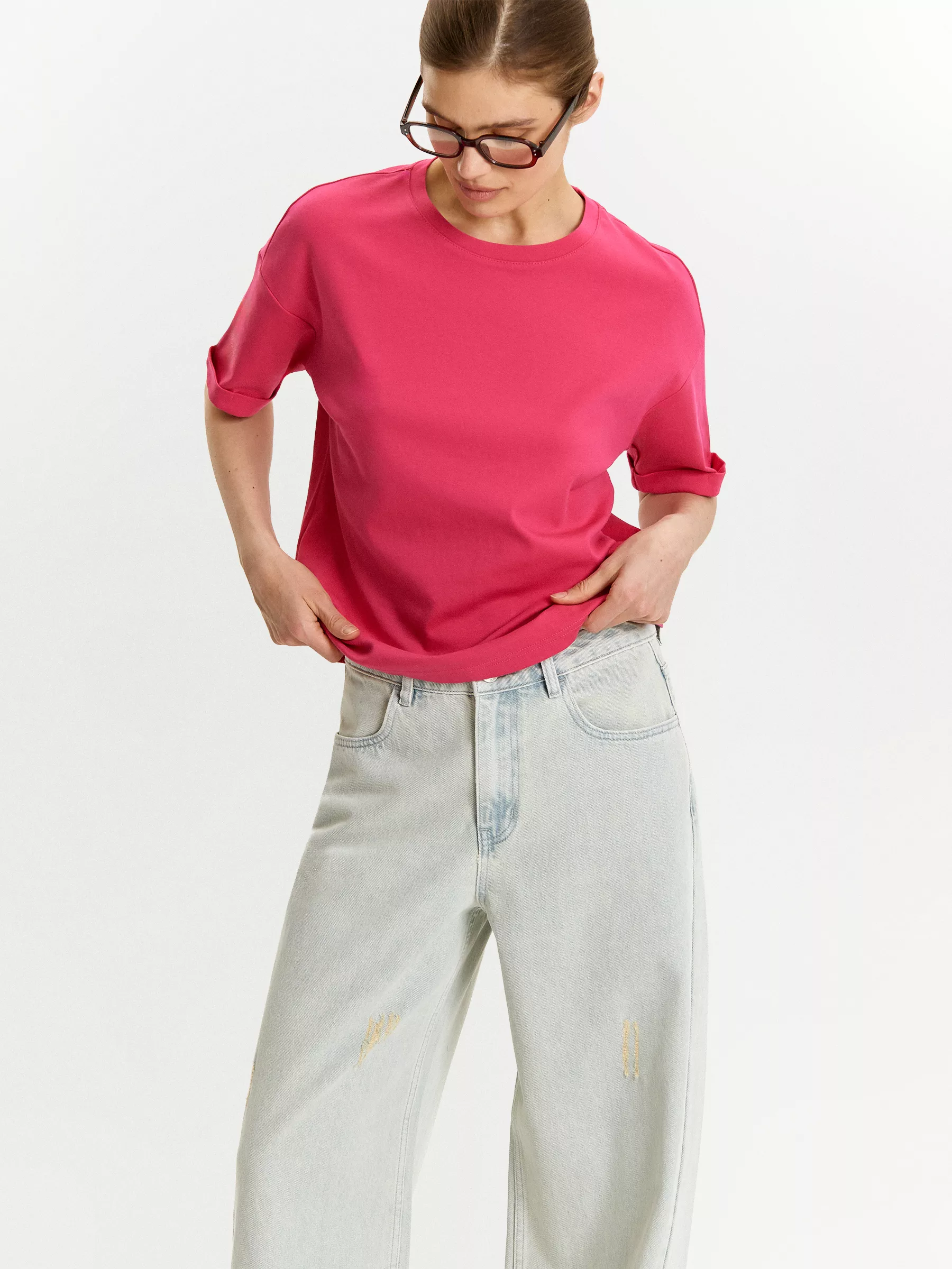 Трикотажная футболка со спущенным плечом