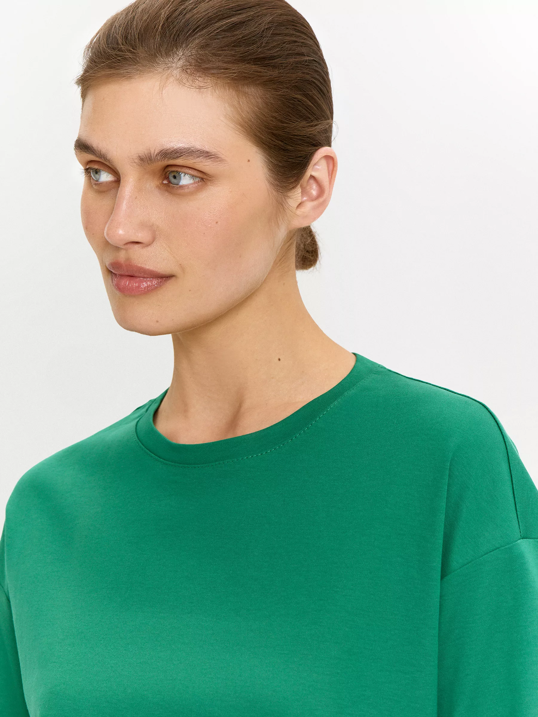 Трикотажная футболка со спущенным плечом