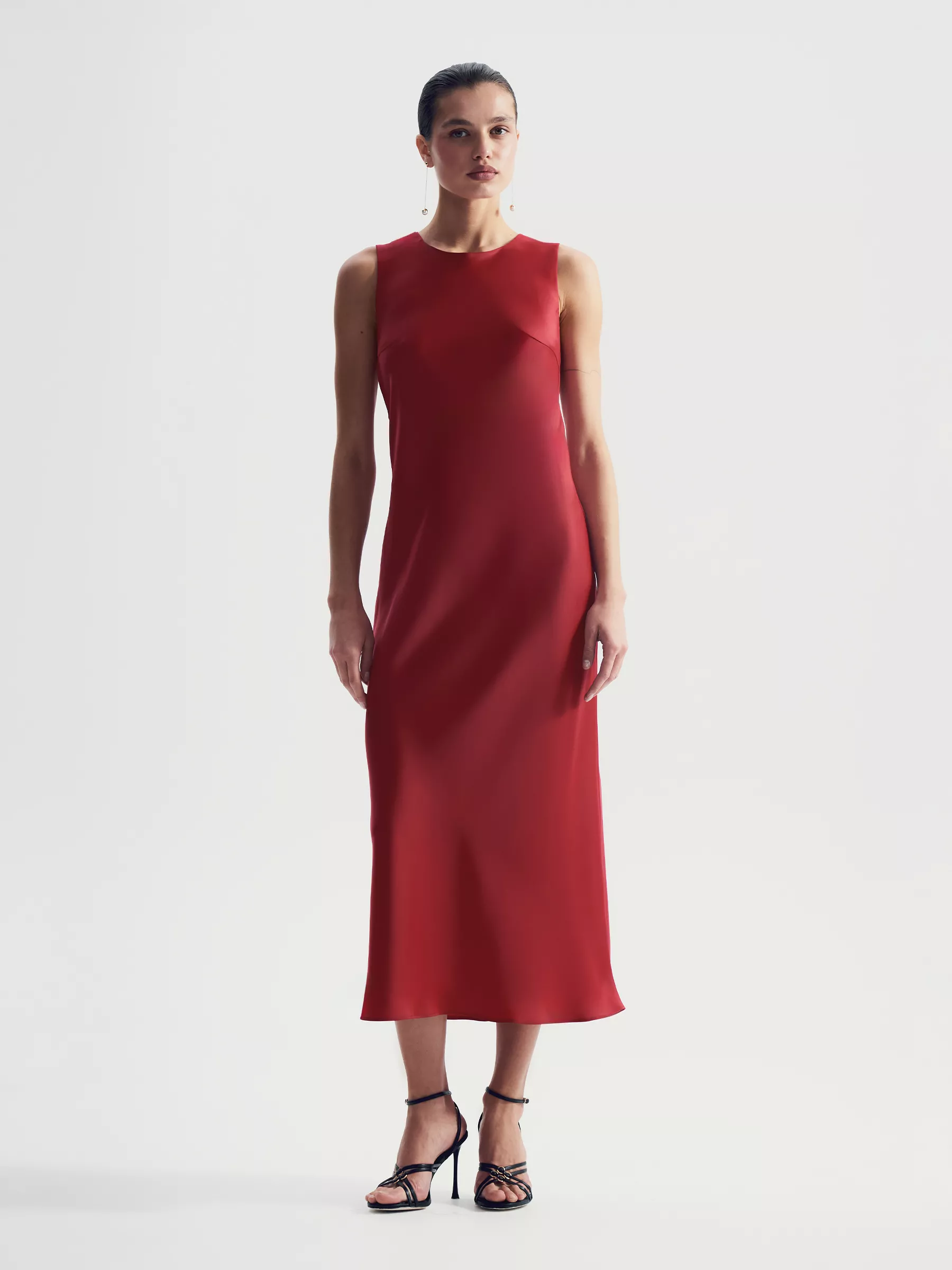 Платье без рукавов