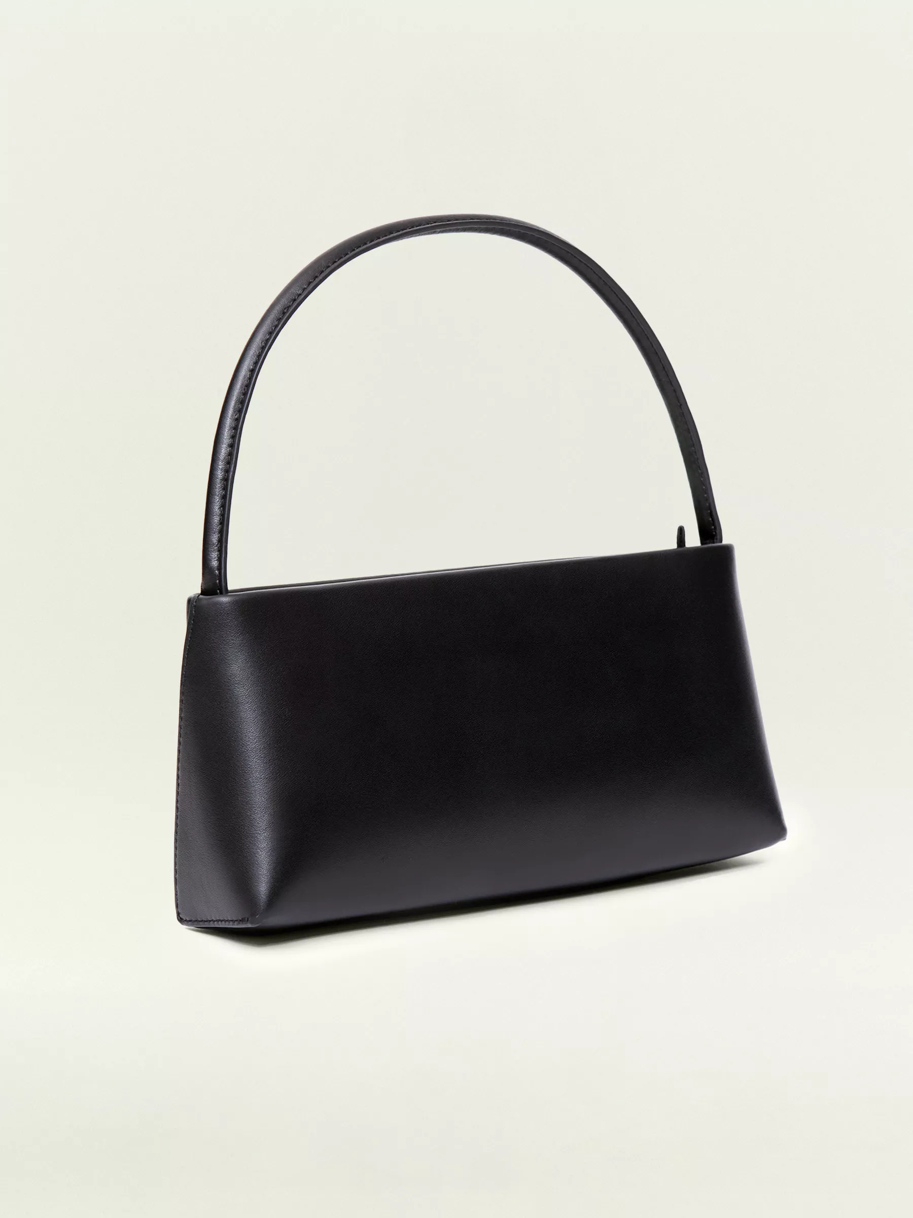 Сумка-багет из натуральной кожи