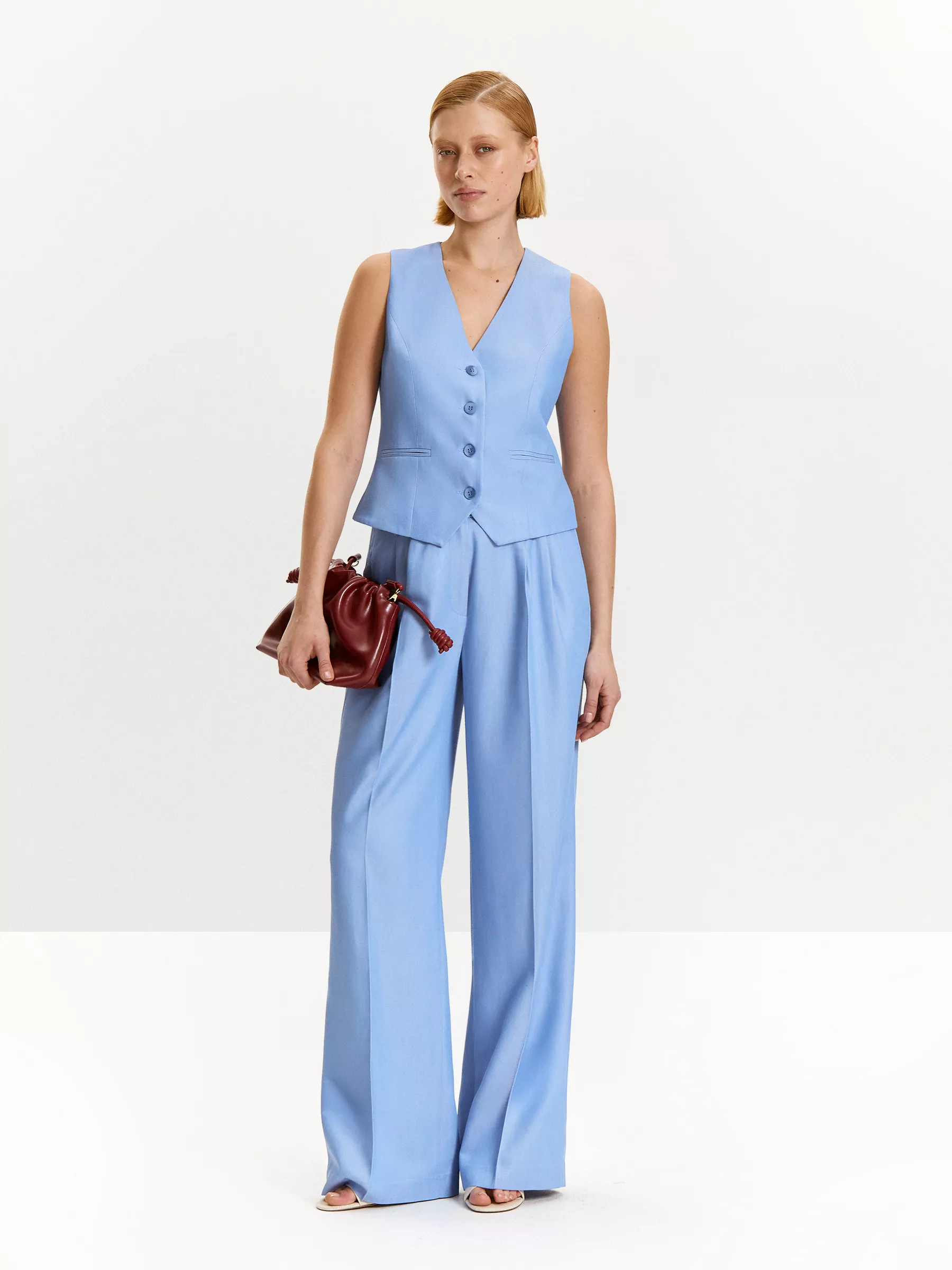 жилет приталенного кроя