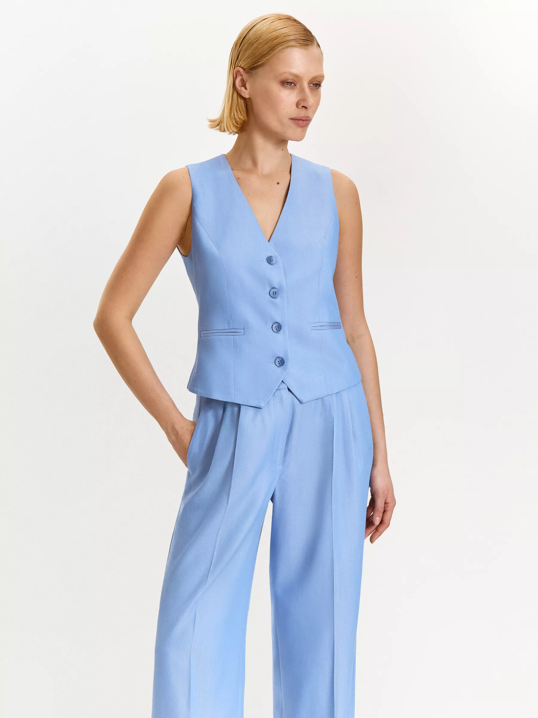 жилет приталенного кроя