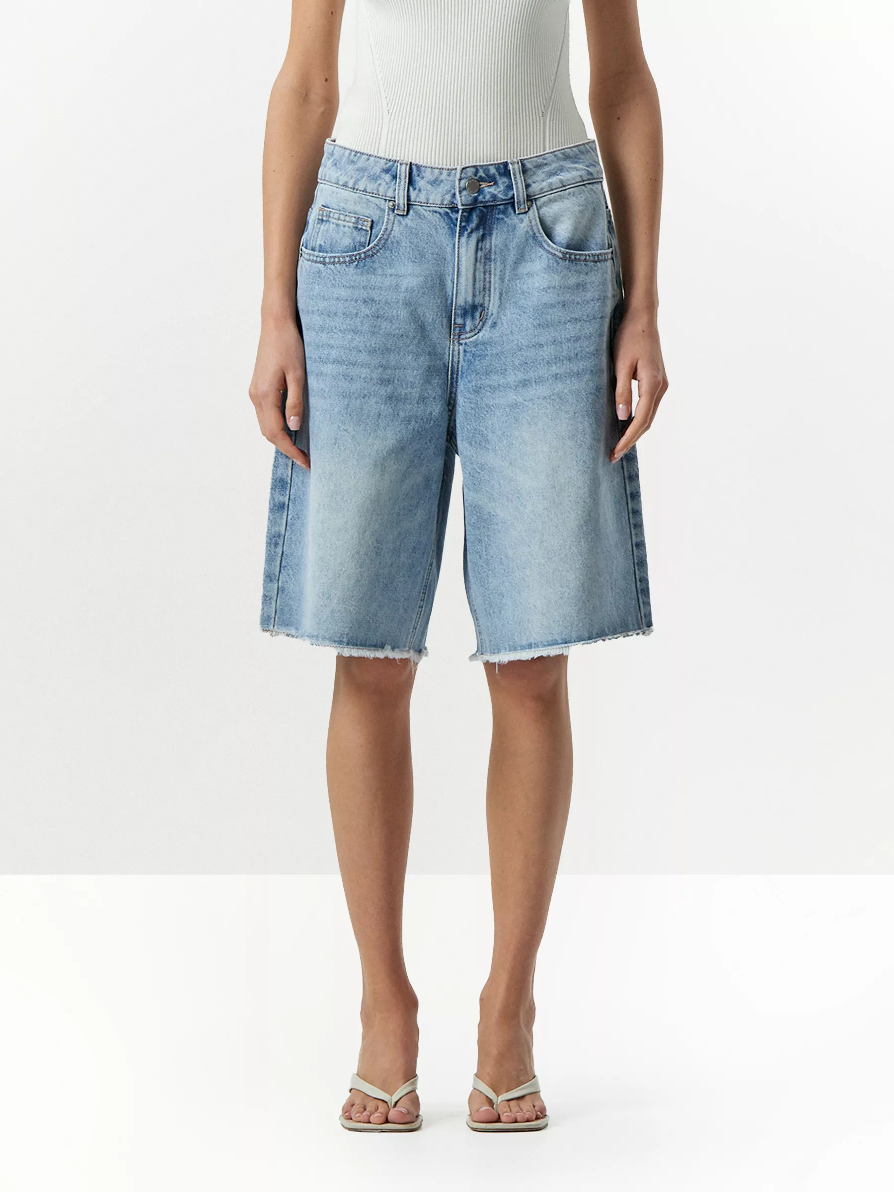 Джинсовые шорты с бахромой