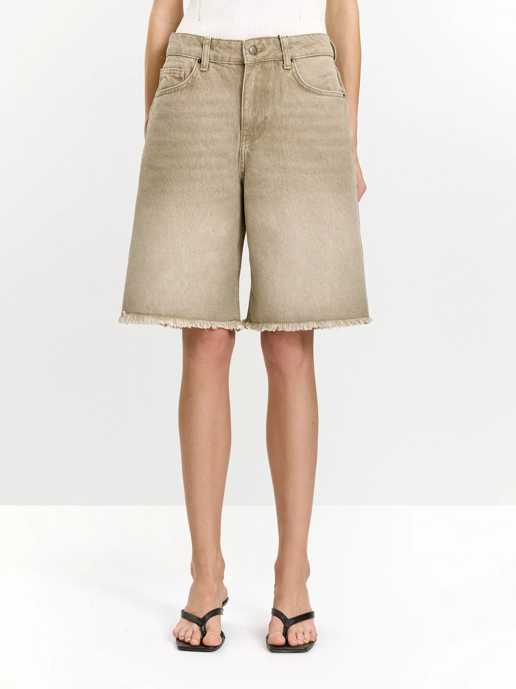 Джинсовые шорты с бахромой